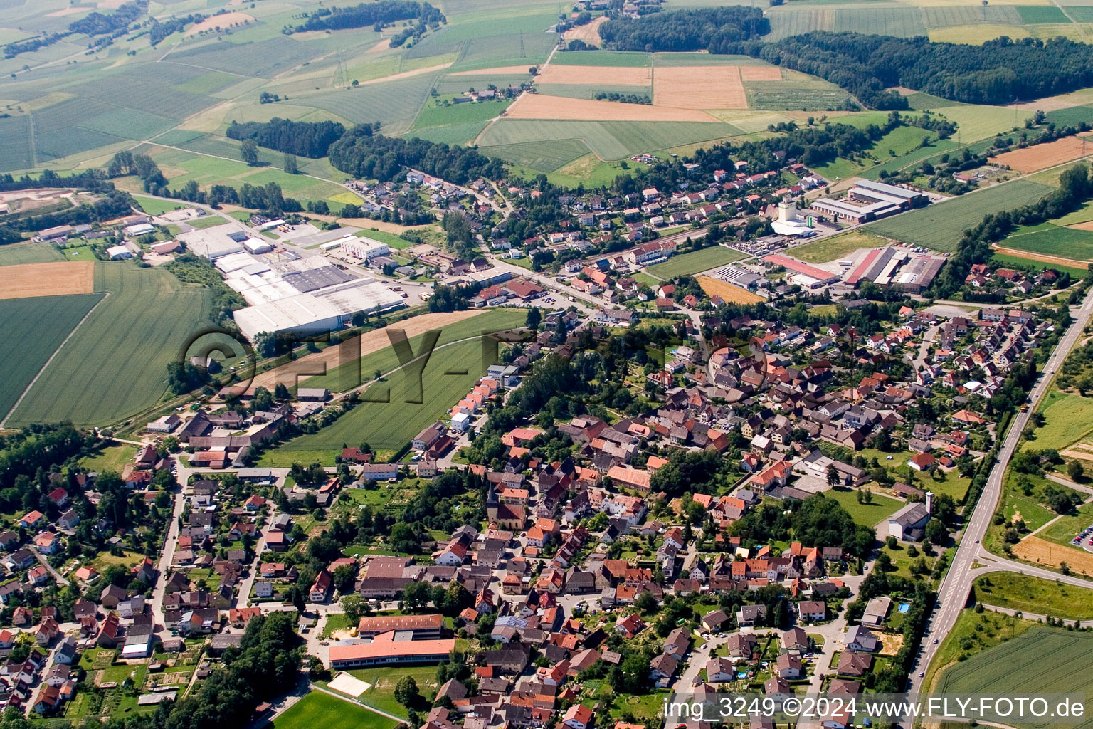 Luftbild von Dorf - Ansicht am Rande von landwirtschaftlichen Feldern und Nutzflächen im Ortsteil Helmstadt in Helmstadt-Bargen im Bundesland Baden-Württemberg, Deutschland
