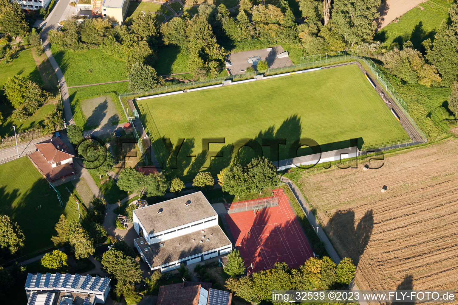Keltern im Bundesland Baden-Württemberg, Deutschland aus der Drohnenperspektive