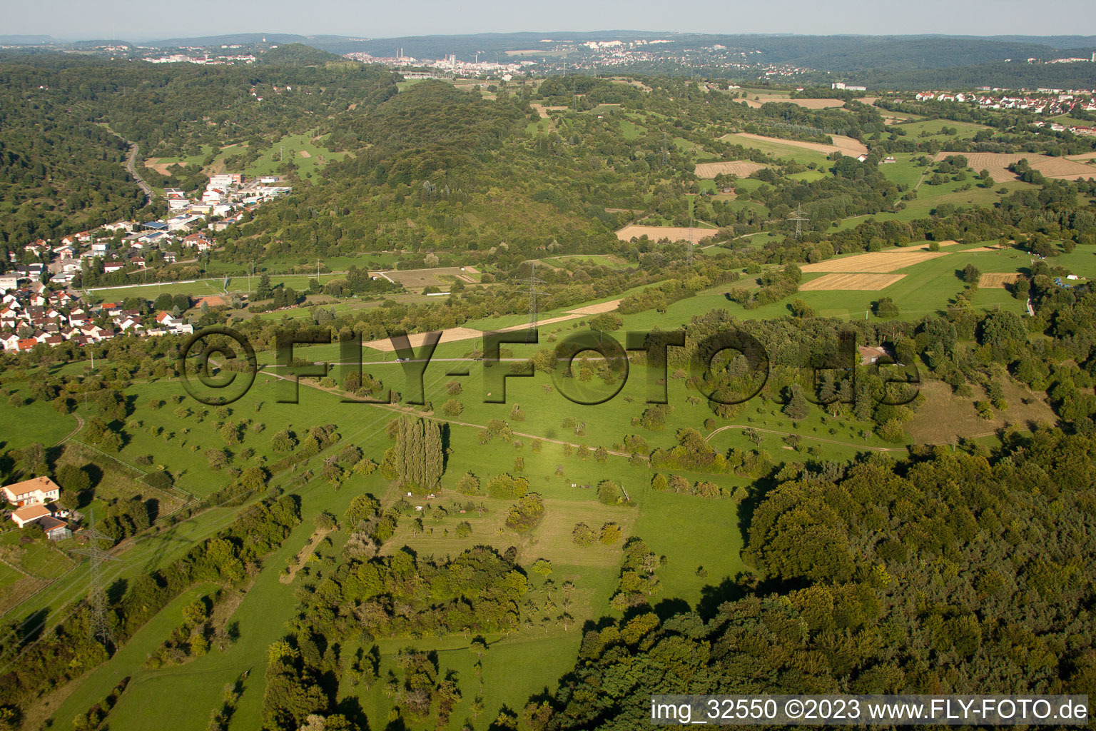 Naturschutzgebiet Kettelbachtal in Gräfenhausen im Bundesland Baden-Württemberg, Deutschland von der Drohne aus gesehen
