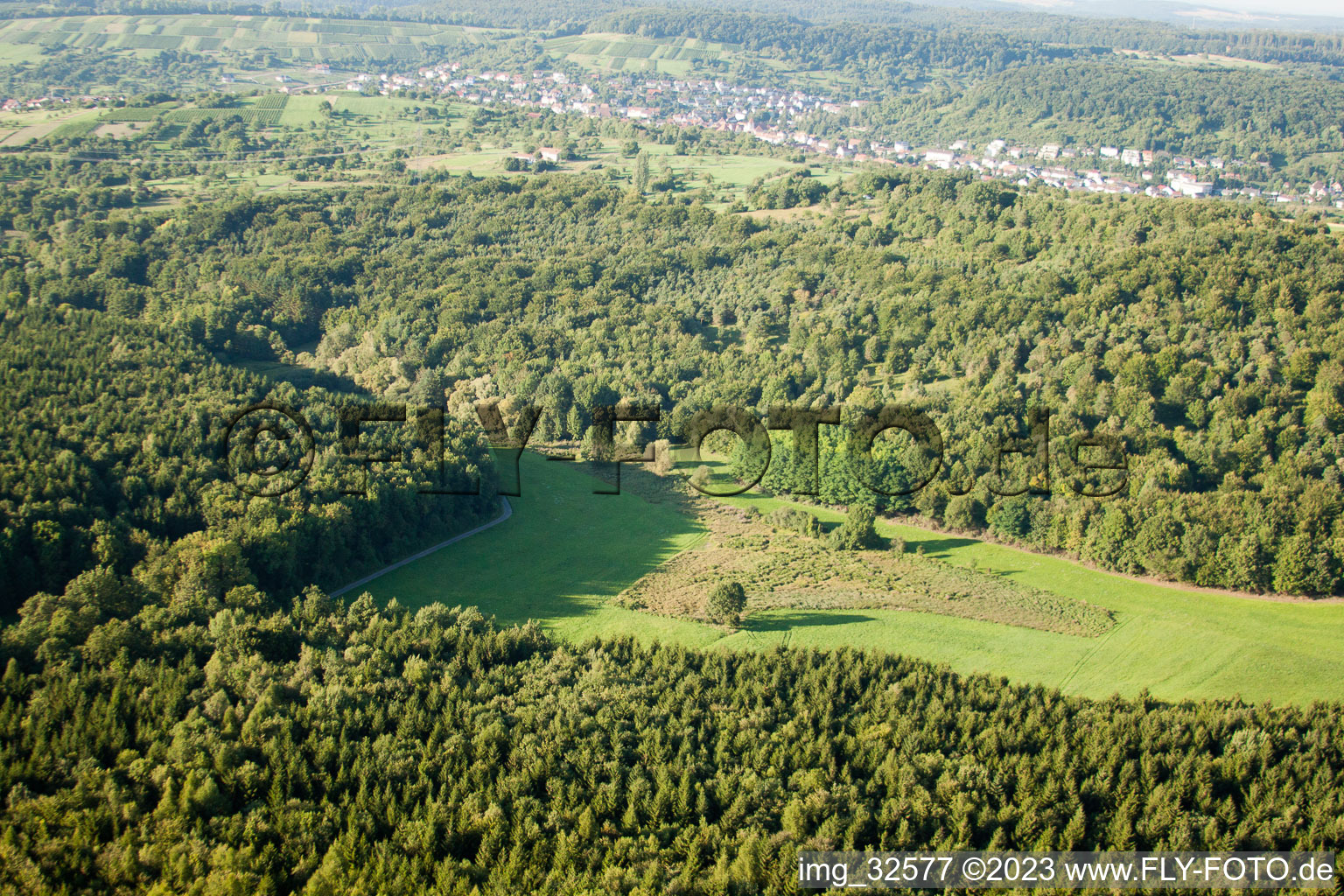 Naturschutzgebiet Kettelbachtal in Gräfenhausen im Bundesland Baden-Württemberg, Deutschland aus der Drohnenperspektive