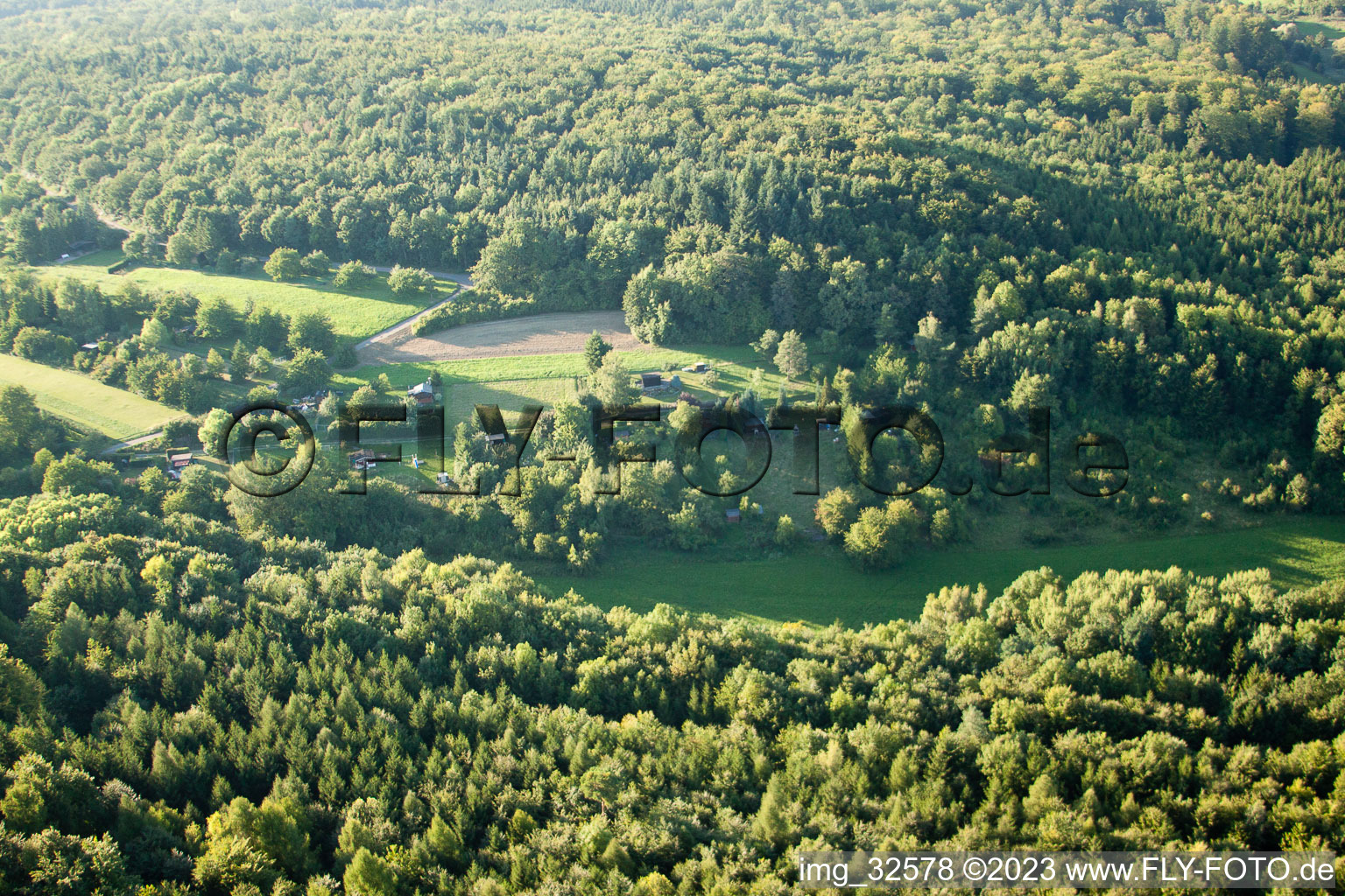 Naturschutzgebiet Kettelbachtal in Gräfenhausen im Bundesland Baden-Württemberg, Deutschland von einer Drohne aus