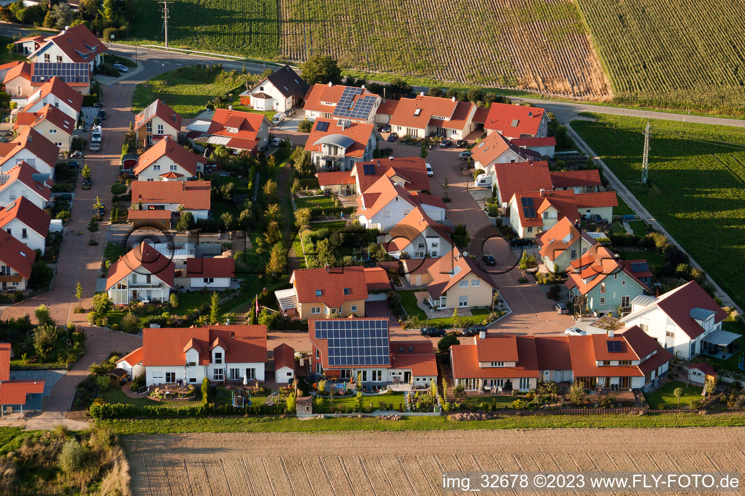 Ortsteil Hayna in Herxheim bei Landau/Pfalz im Bundesland Rheinland-Pfalz, Deutschland von einer Drohne aus