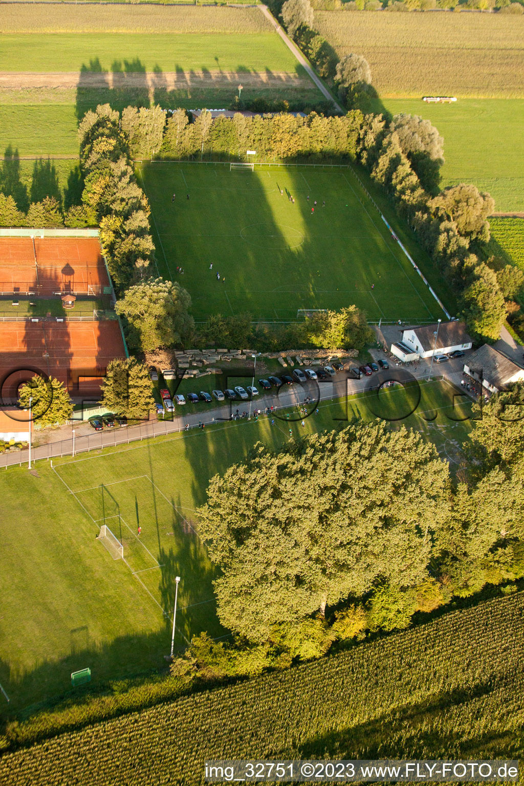 Minfeld, Sportplätze im Bundesland Rheinland-Pfalz, Deutschland aus der Luft betrachtet