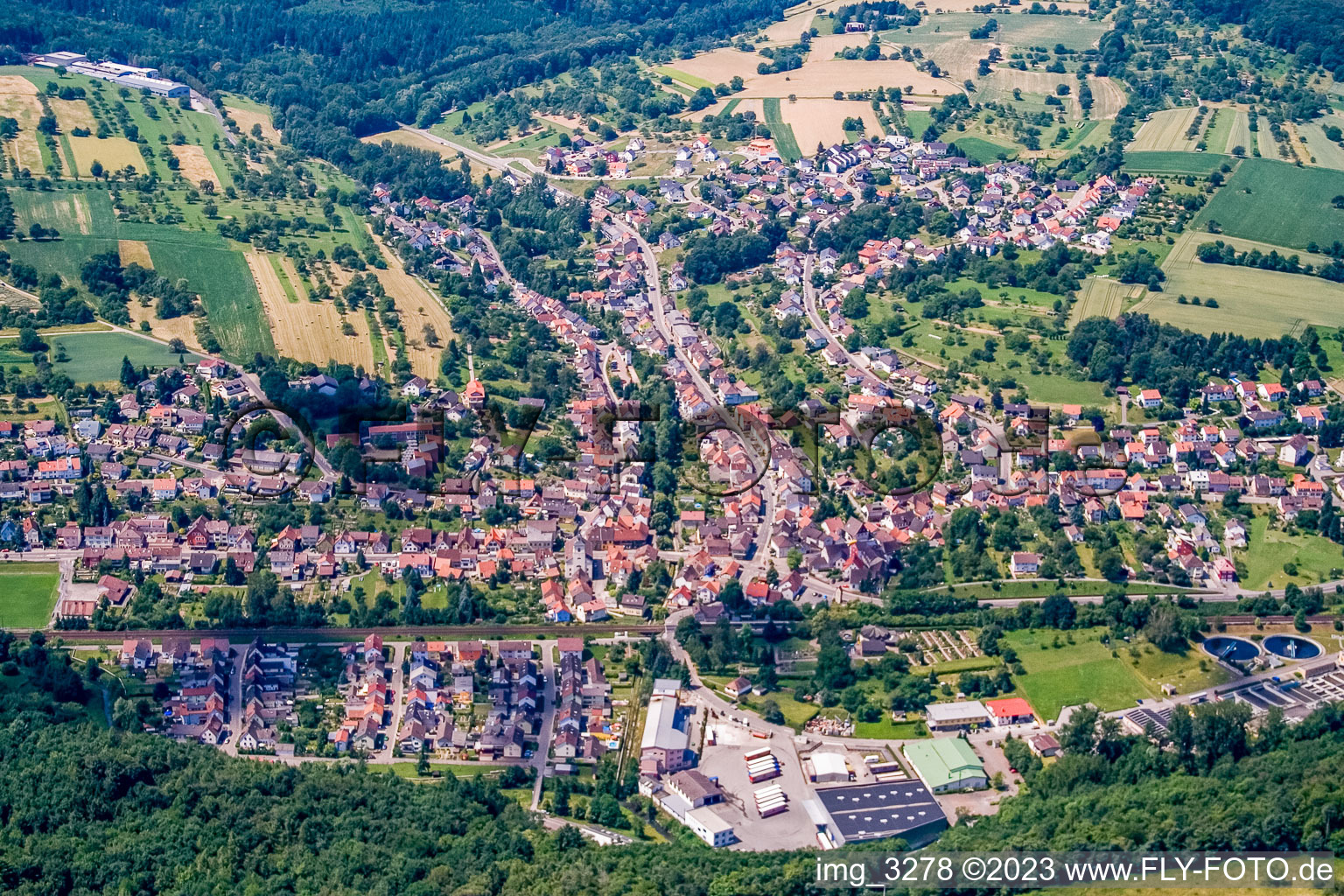 Schrägluftbild von Ortsteil Kleinsteinbach in Pfinztal im Bundesland Baden-Württemberg, Deutschland