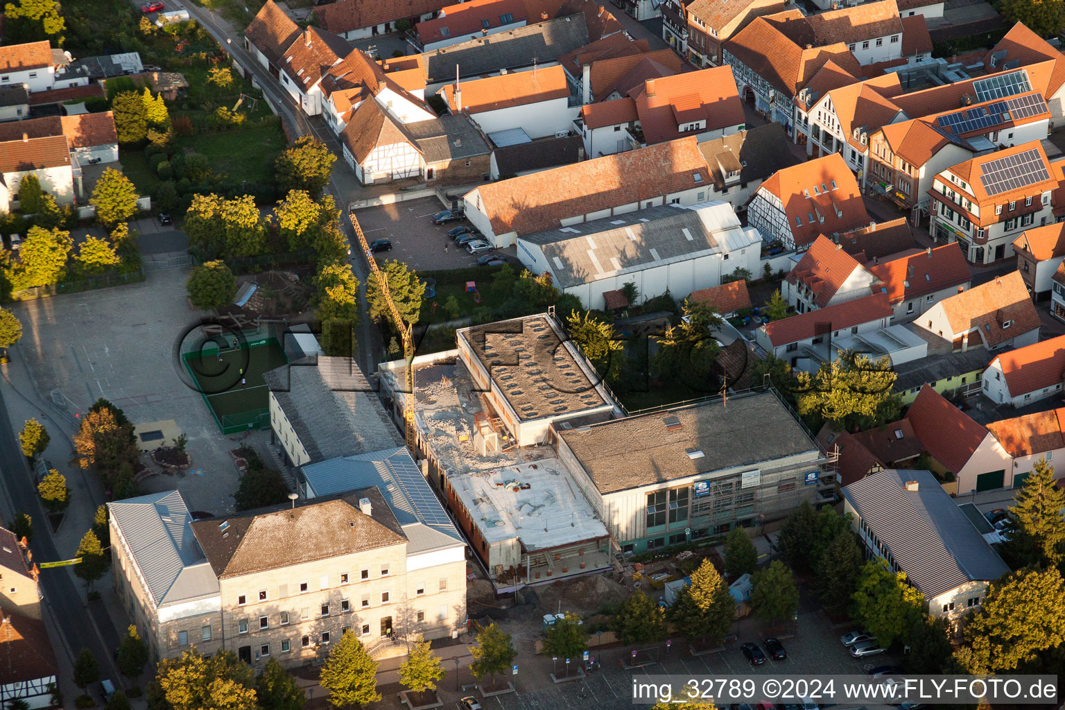 Luftbild von L. Riedinger Grundschule, Stadthalle in Renovierung in Kandel im Bundesland Rheinland-Pfalz, Deutschland