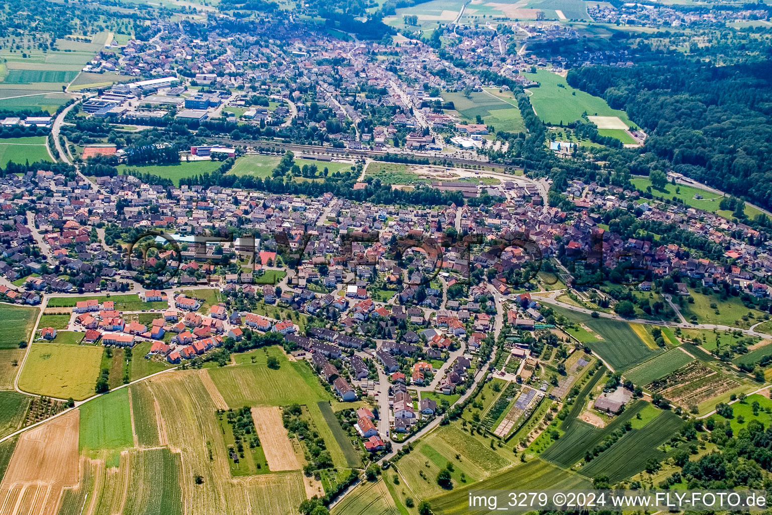 Ortsansicht der Straßen und Häuser der Wohngebiete im Ortsteil Singen in Remchingen im Bundesland Baden-Württemberg, Deutschland