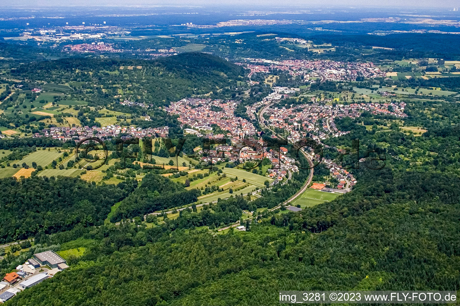 Von Südosten im Ortsteil Söllingen in Pfinztal im Bundesland Baden-Württemberg, Deutschland