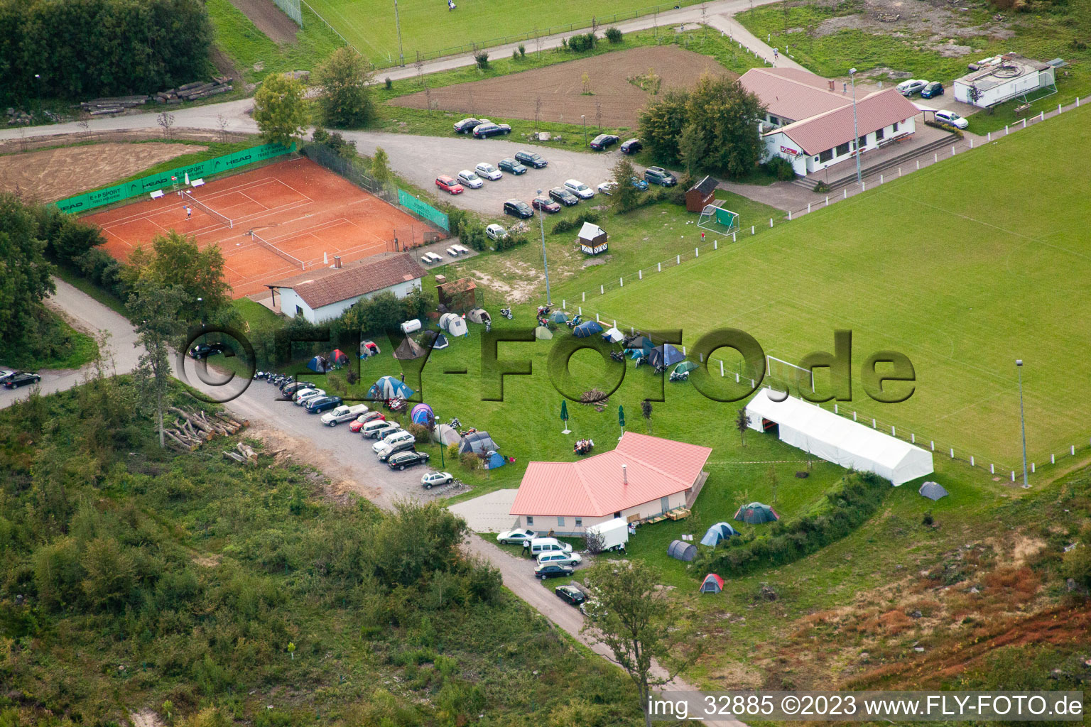 Luftaufnahme von Steinweiler, Sportfest am Fussballplatz im Bundesland Rheinland-Pfalz, Deutschland