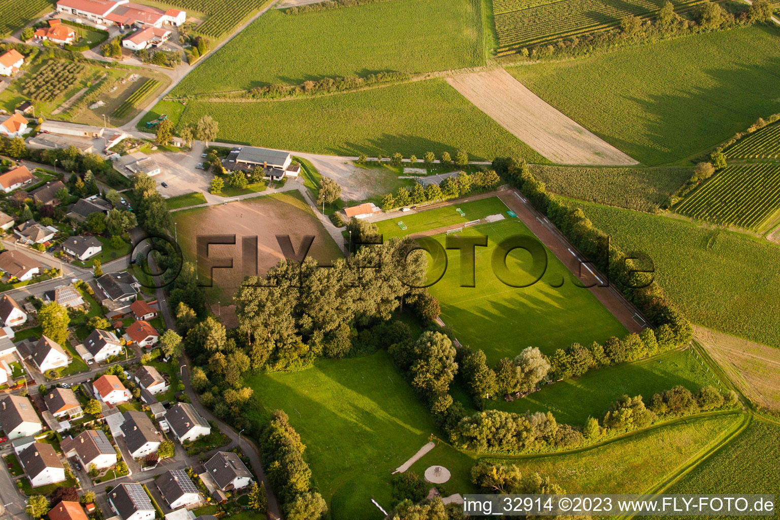 Luftaufnahme von Insheim, Sportplätze im Bundesland Rheinland-Pfalz, Deutschland