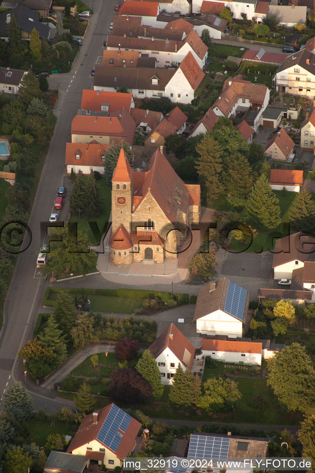 Luftbild von Kirchengebäude der katholischen Kirche im Dorfkern in Insheim im Bundesland Rheinland-Pfalz, Deutschland