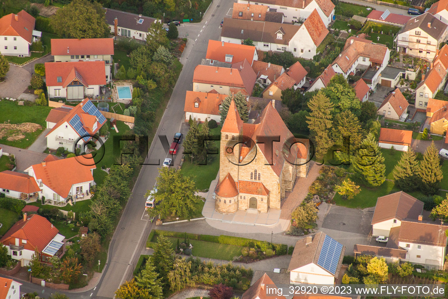 Schrägluftbild von Insheim, Kirche im Bundesland Rheinland-Pfalz, Deutschland