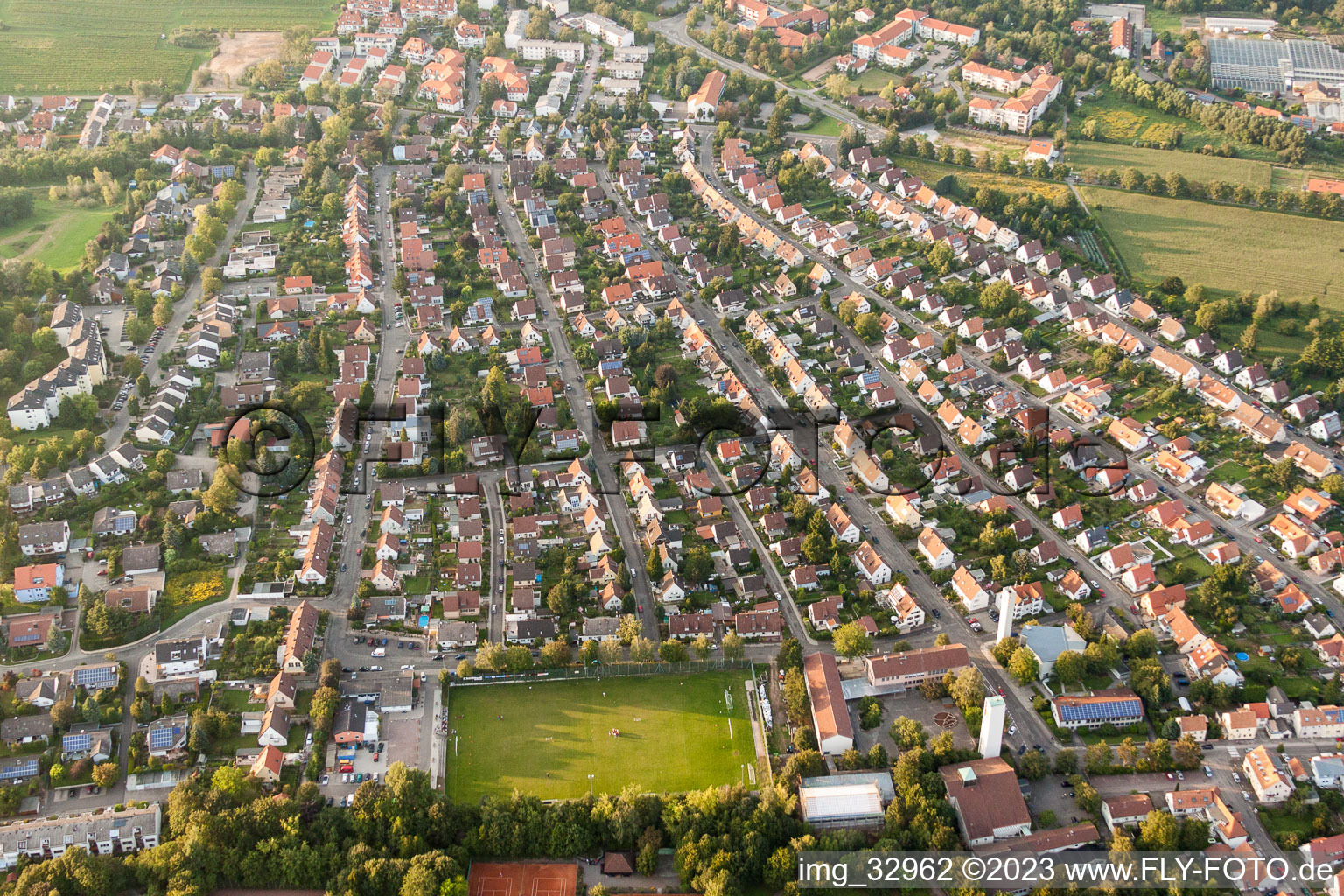 Luftbild von Stadtteil West im Stadtgebiet in Landau in der Pfalz im Bundesland Rheinland-Pfalz, Deutschland