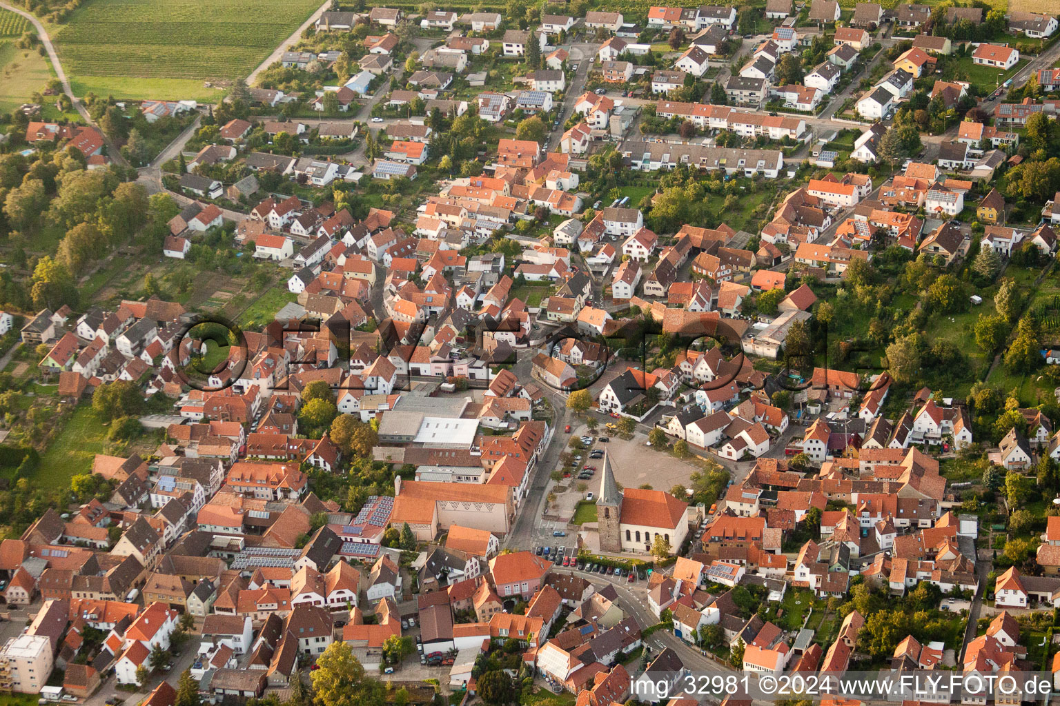 Ortsansicht der Straßen und Häuser der Wohngebiete im Ortsteil Godramstein in Landau in der Pfalz im Bundesland Rheinland-Pfalz, Deutschland
