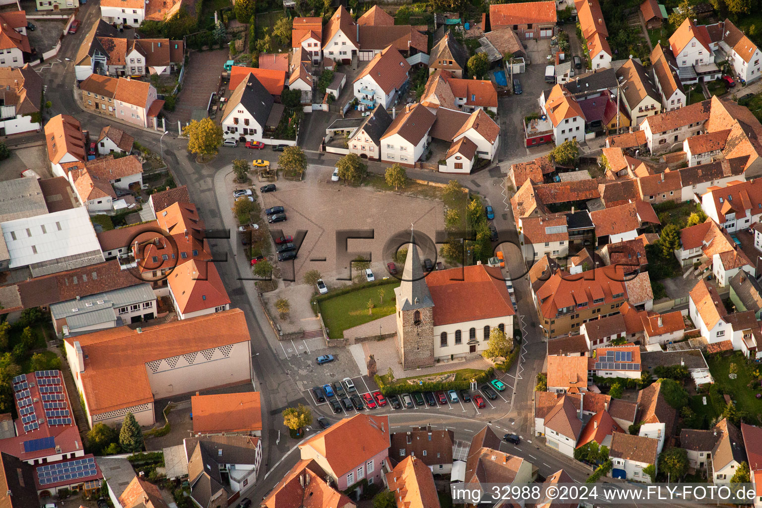 Luftbild von Kirchengebäude im Dorfkern in Godramstein in Landau in der Pfalz im Bundesland Rheinland-Pfalz, Deutschland
