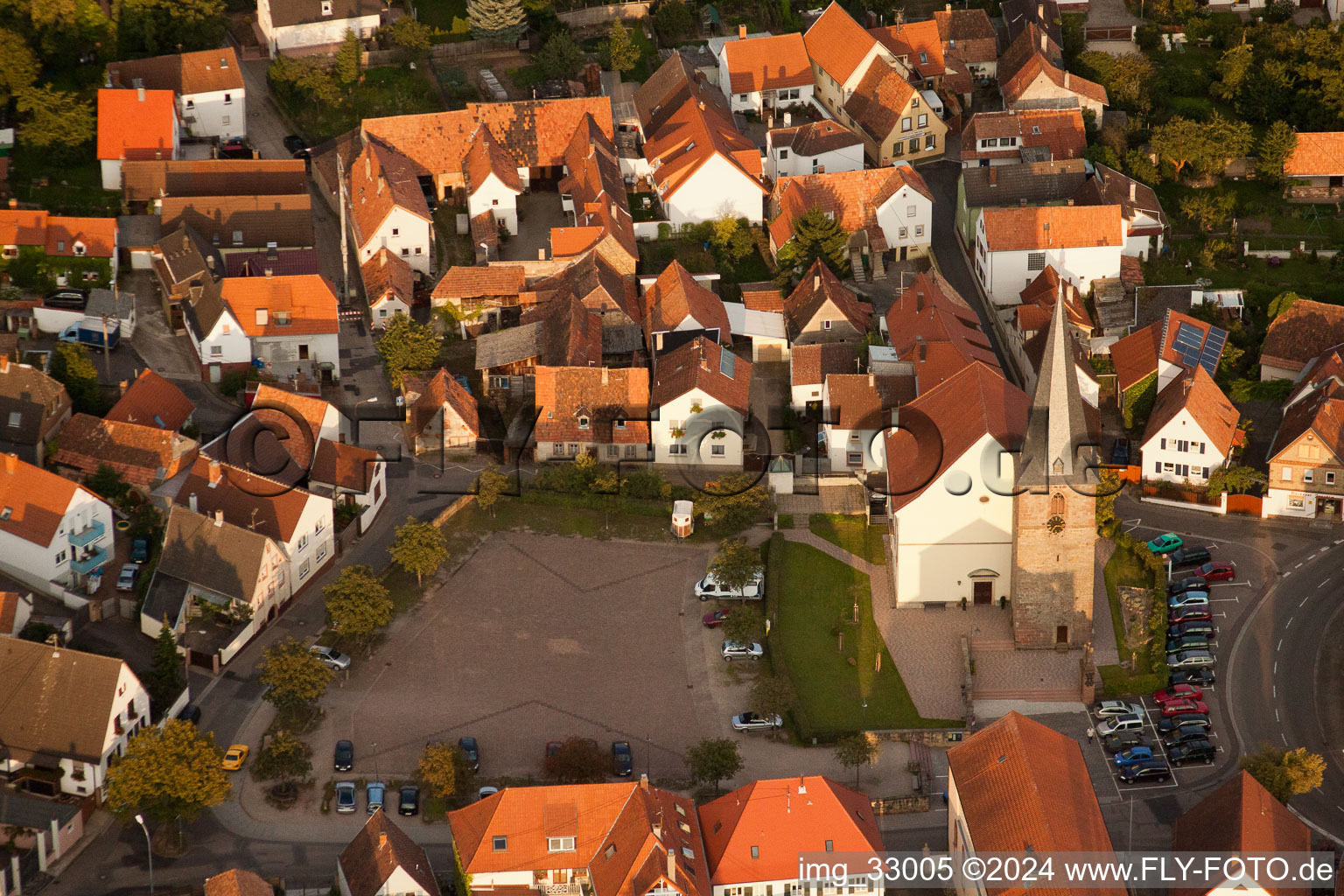 Luftaufnahme von Kirchengebäude im Dorfkern in Godramstein in Landau in der Pfalz im Bundesland Rheinland-Pfalz, Deutschland