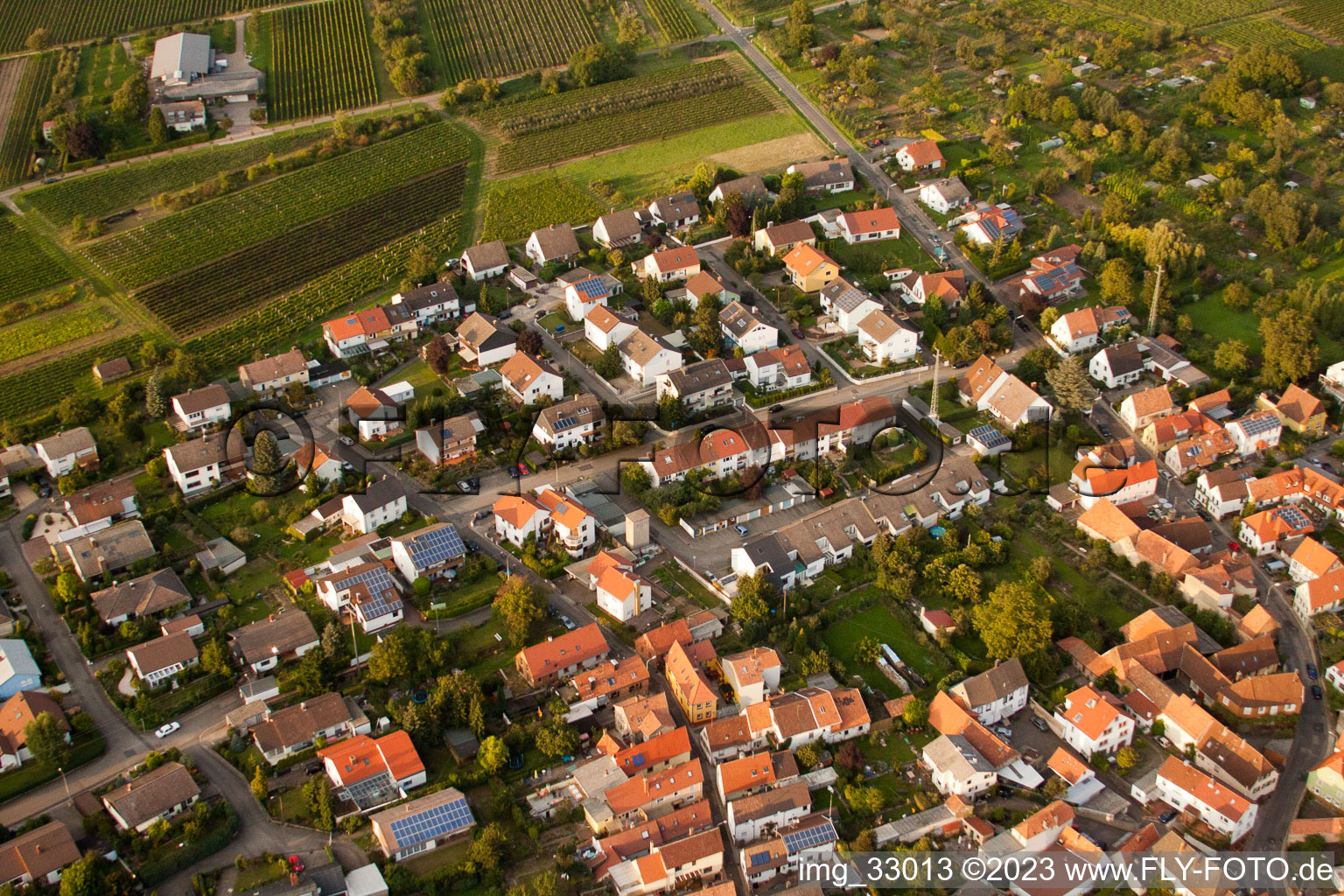 Luftaufnahme von Godramstein, Rebsortenviertel in Landau in der Pfalz im Bundesland Rheinland-Pfalz, Deutschland