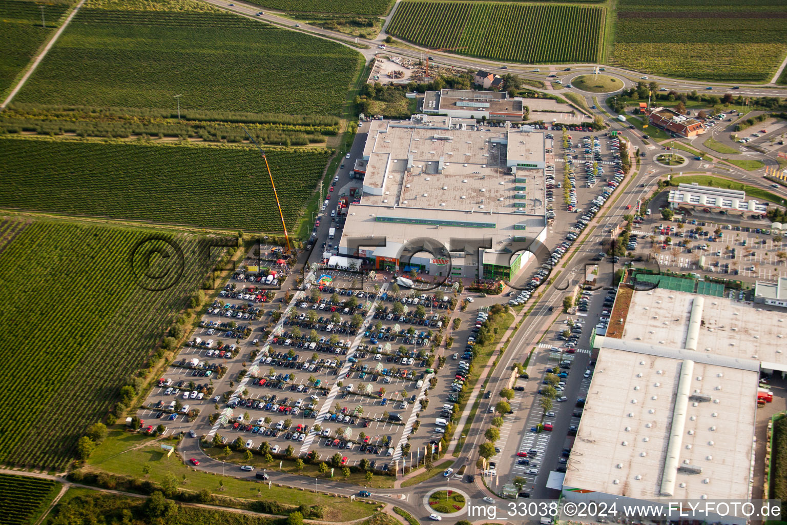 Luftbild von Fachmarktzentrum: Dehner, Hela, Globus in Neustadt an der Weinstraße im Bundesland Rheinland-Pfalz, Deutschland