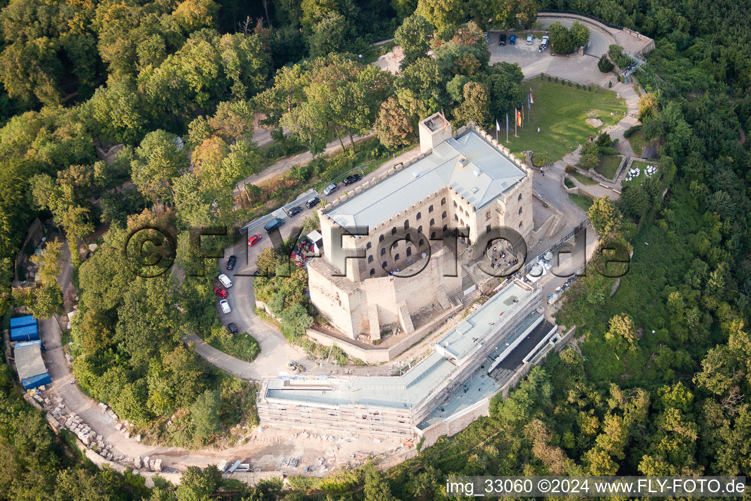 Schrägluftbild von Hambach, Hambacher Schloß im Ortsteil Hambach an der Weinstraße in Neustadt an der Weinstraße im Bundesland Rheinland-Pfalz, Deutschland