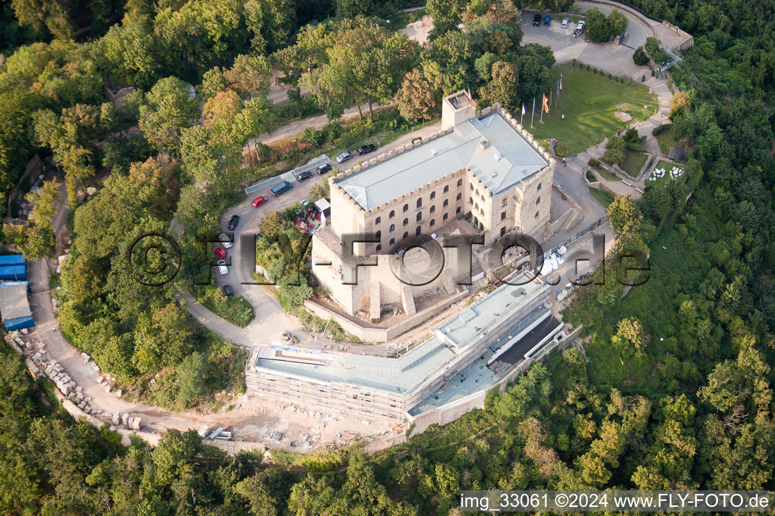 Hambach, Hambacher Schloß im Ortsteil Hambach an der Weinstraße in Neustadt an der Weinstraße im Bundesland Rheinland-Pfalz, Deutschland von oben