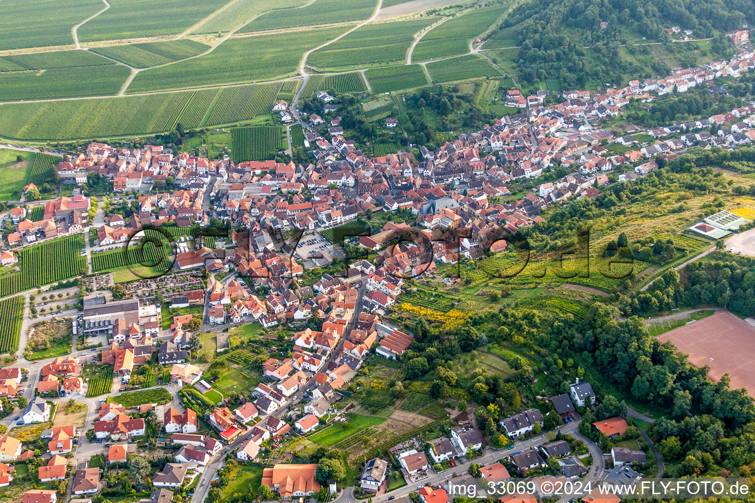 Schrägluftbild von Dorf - Ansicht am Rande der Haardt des Pfälzerwalds zwischen Weinbergen in Sankt Martin im Bundesland Rheinland-Pfalz, Deutschland