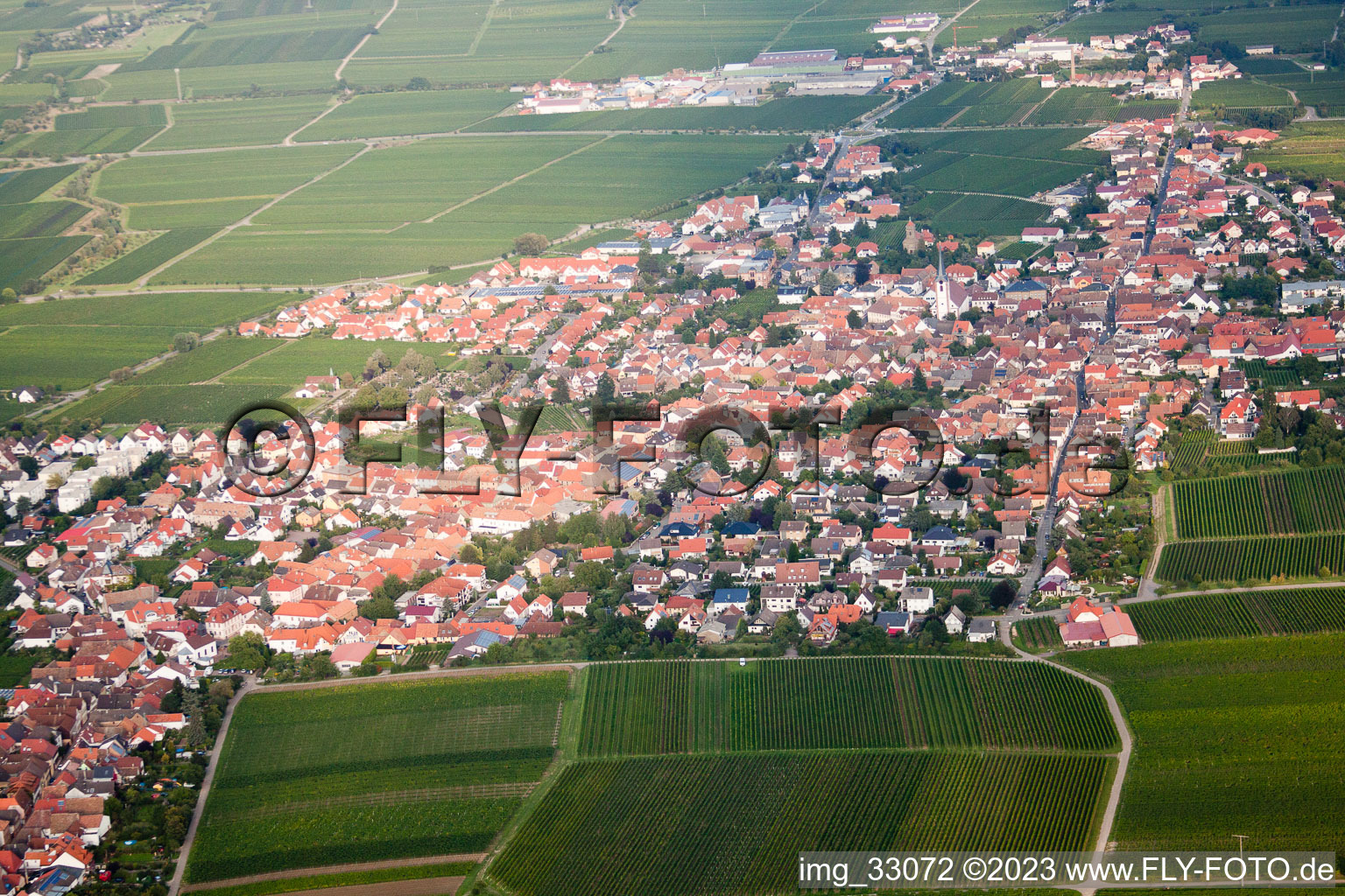Luftaufnahme von Maikammer von Westen im Bundesland Rheinland-Pfalz, Deutschland