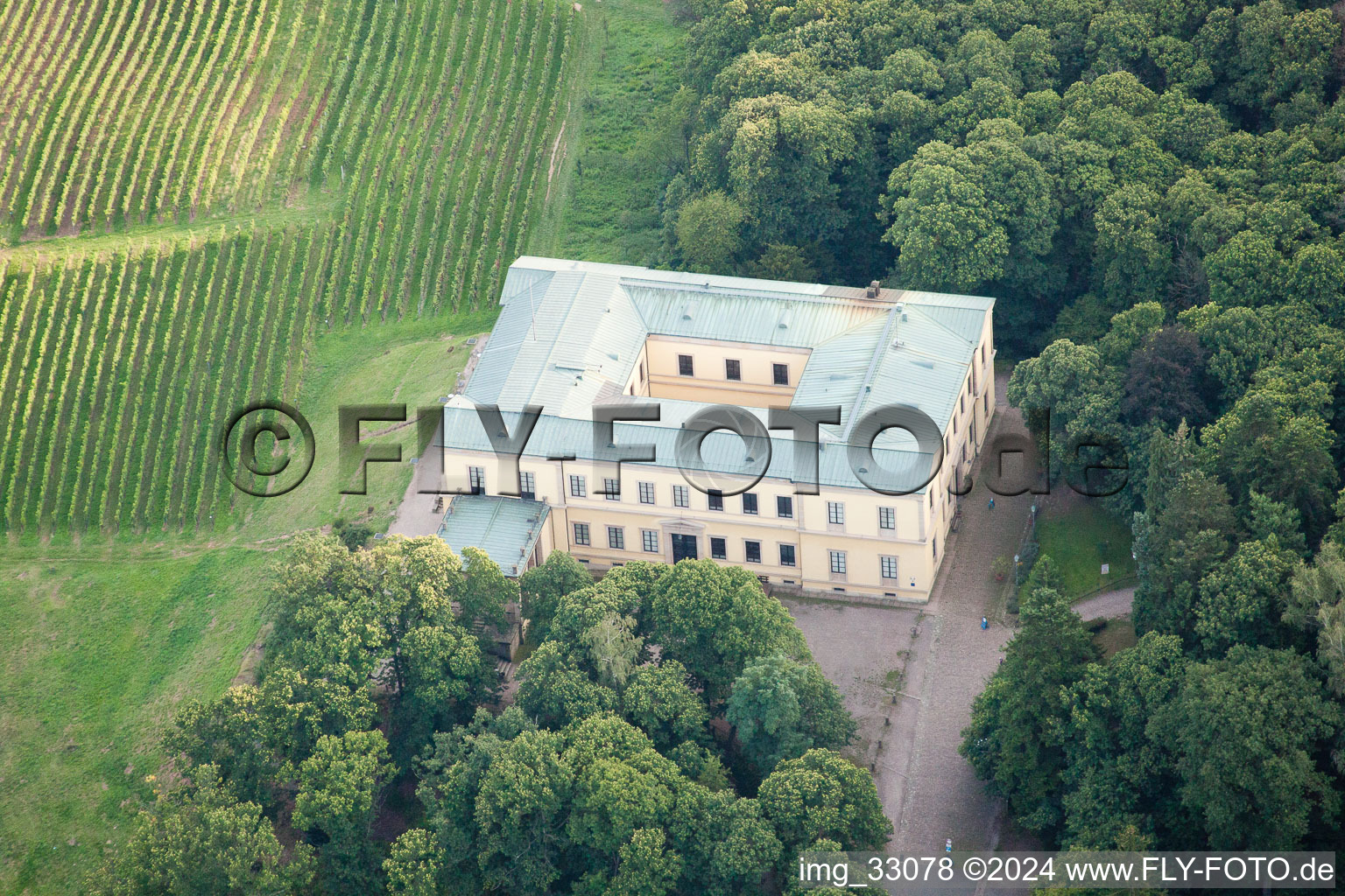 Schrägluftbild von Palais des Schloss Villa Ludwigshöhe in Edenkoben im Bundesland Rheinland-Pfalz, Deutschland