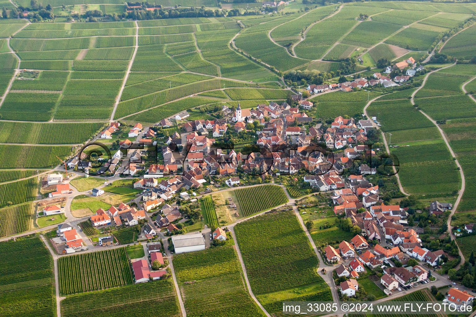 Luftbild von Dorf - Ansicht am Rande von landwirtschaftlichen Feldern und Nutzflächen in Weyher in der Pfalz im Bundesland Rheinland-Pfalz, Deutschland