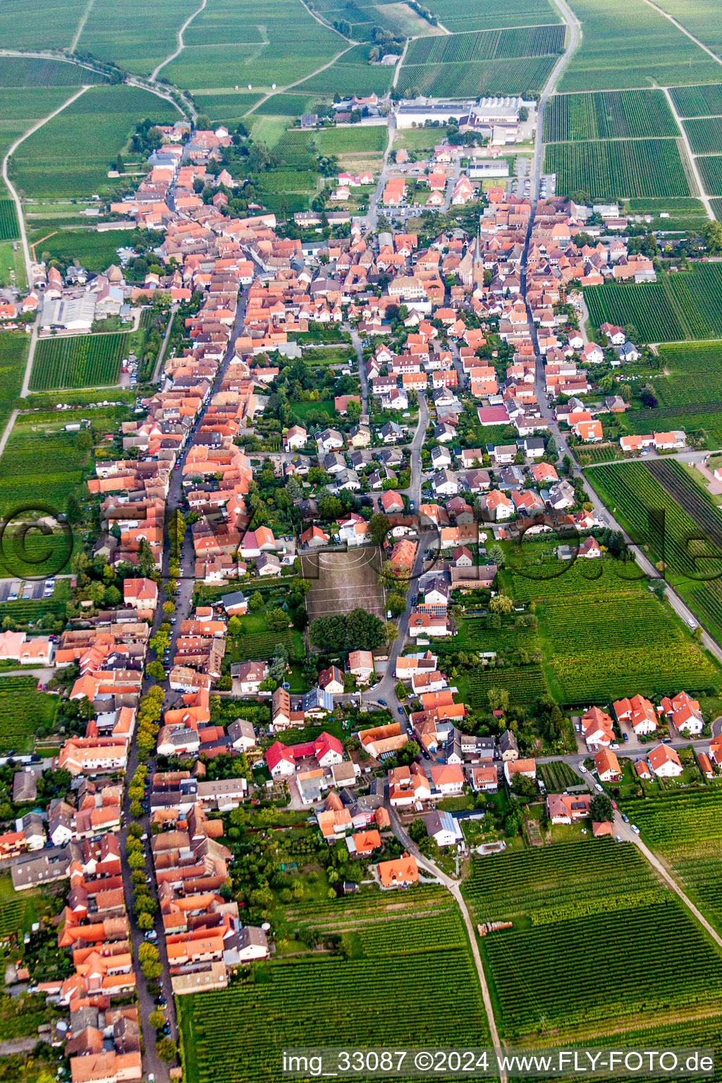 Luftaufnahme von Dorf - Ansicht am Rande von landwirtschaftlichen Feldern und Nutzflächen in Rhodt in Rhodt unter Rietburg im Bundesland Rheinland-Pfalz, Deutschland