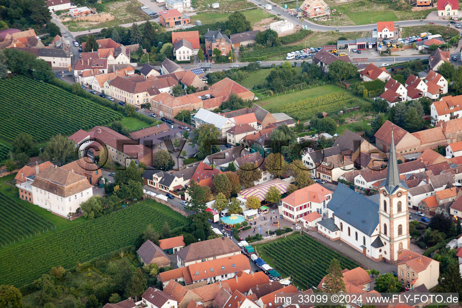 Luftbild von Kirchengebäude von St. Peter und Paul im Dorfkern in Edesheim im Bundesland Rheinland-Pfalz, Deutschland
