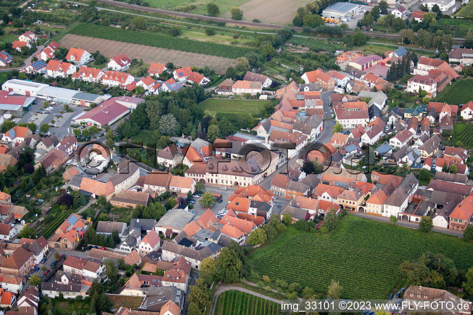 Drohnenaufname von Edesheim im Bundesland Rheinland-Pfalz, Deutschland