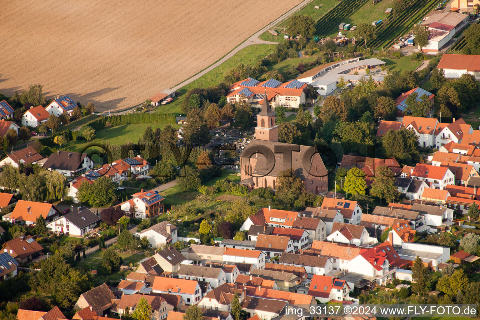 Luftbild von Kirchengebäude im Dorfkern in Essingen im Bundesland Rheinland-Pfalz, Deutschland