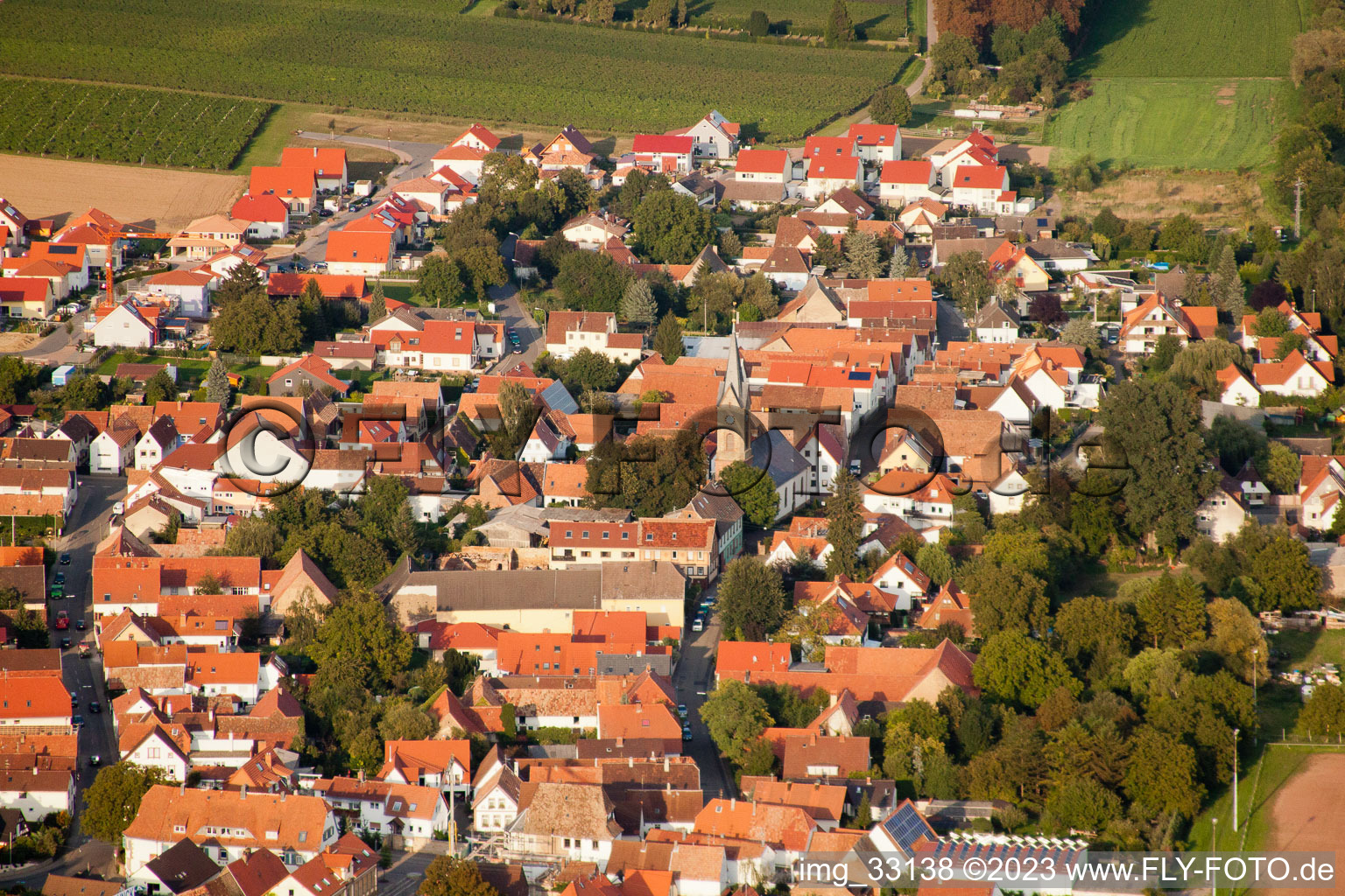 Schrägluftbild von Essingen im Bundesland Rheinland-Pfalz, Deutschland