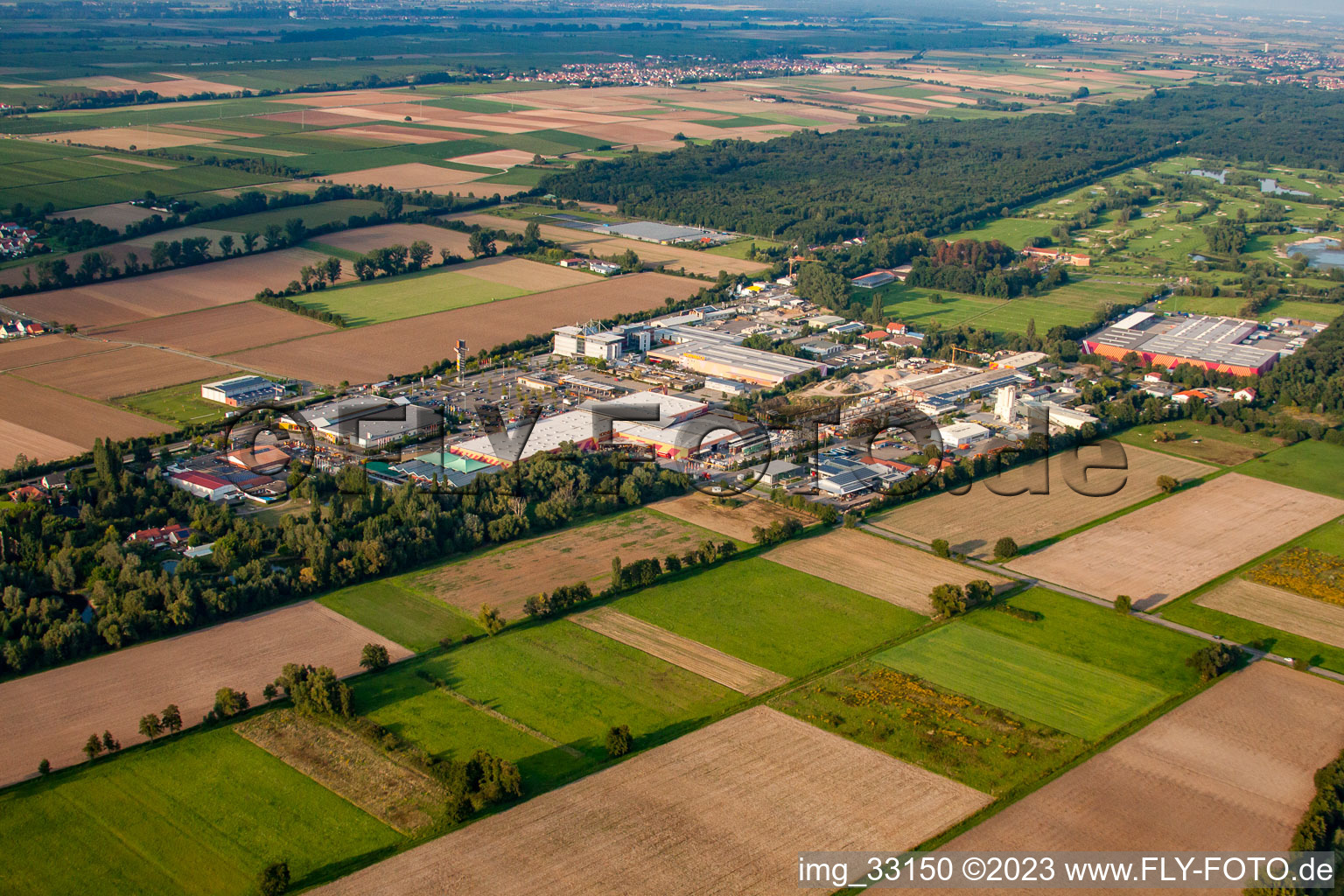 Schrägluftbild von Industriegebiet Bruchwiesenstraße mit Hornbach Baumarkt in Bornheim im Bundesland Rheinland-Pfalz, Deutschland