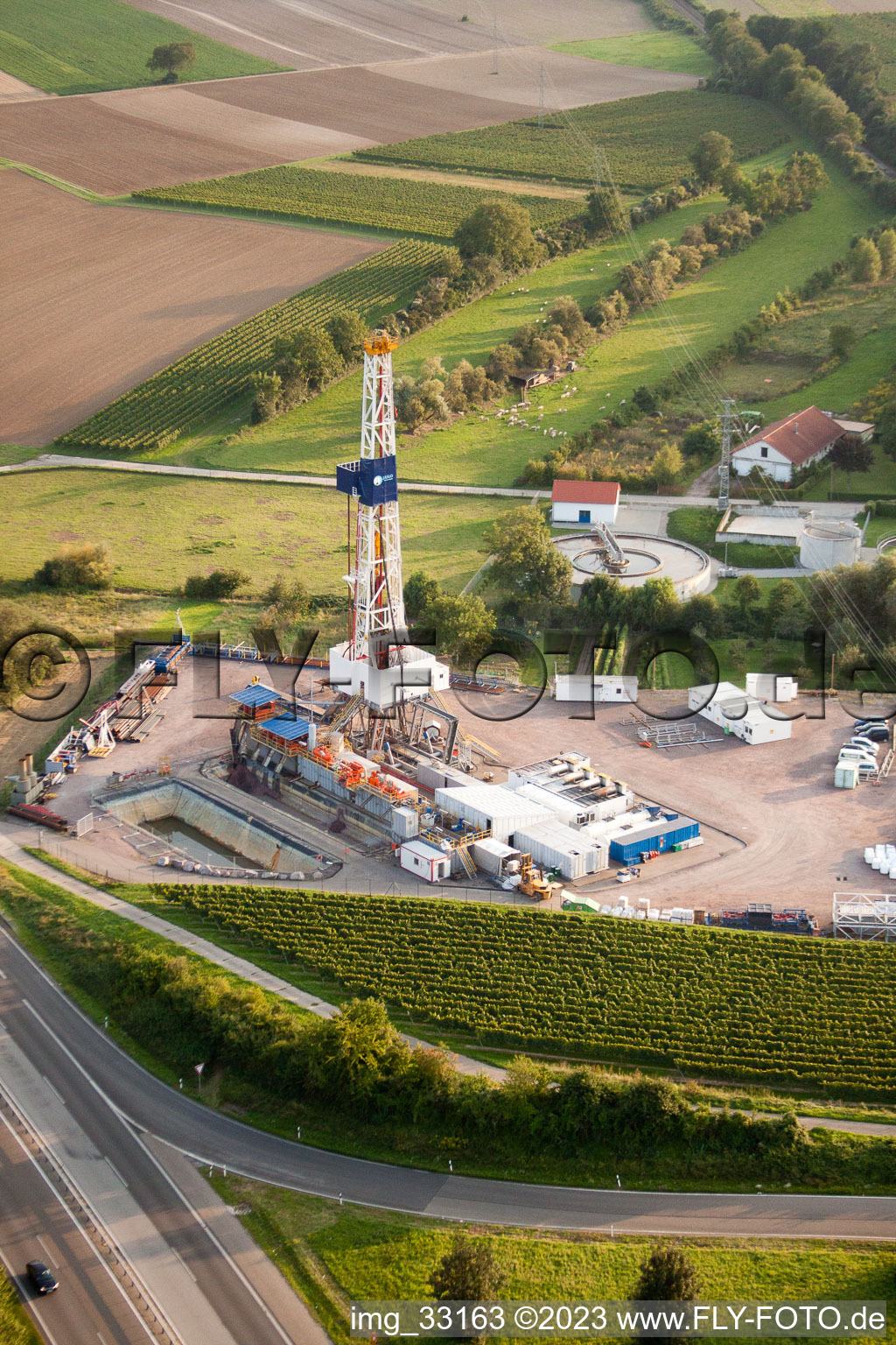 Insheim, Geothermieanlage an der A65, 2. Bohrung im Bundesland Rheinland-Pfalz, Deutschland von oben gesehen