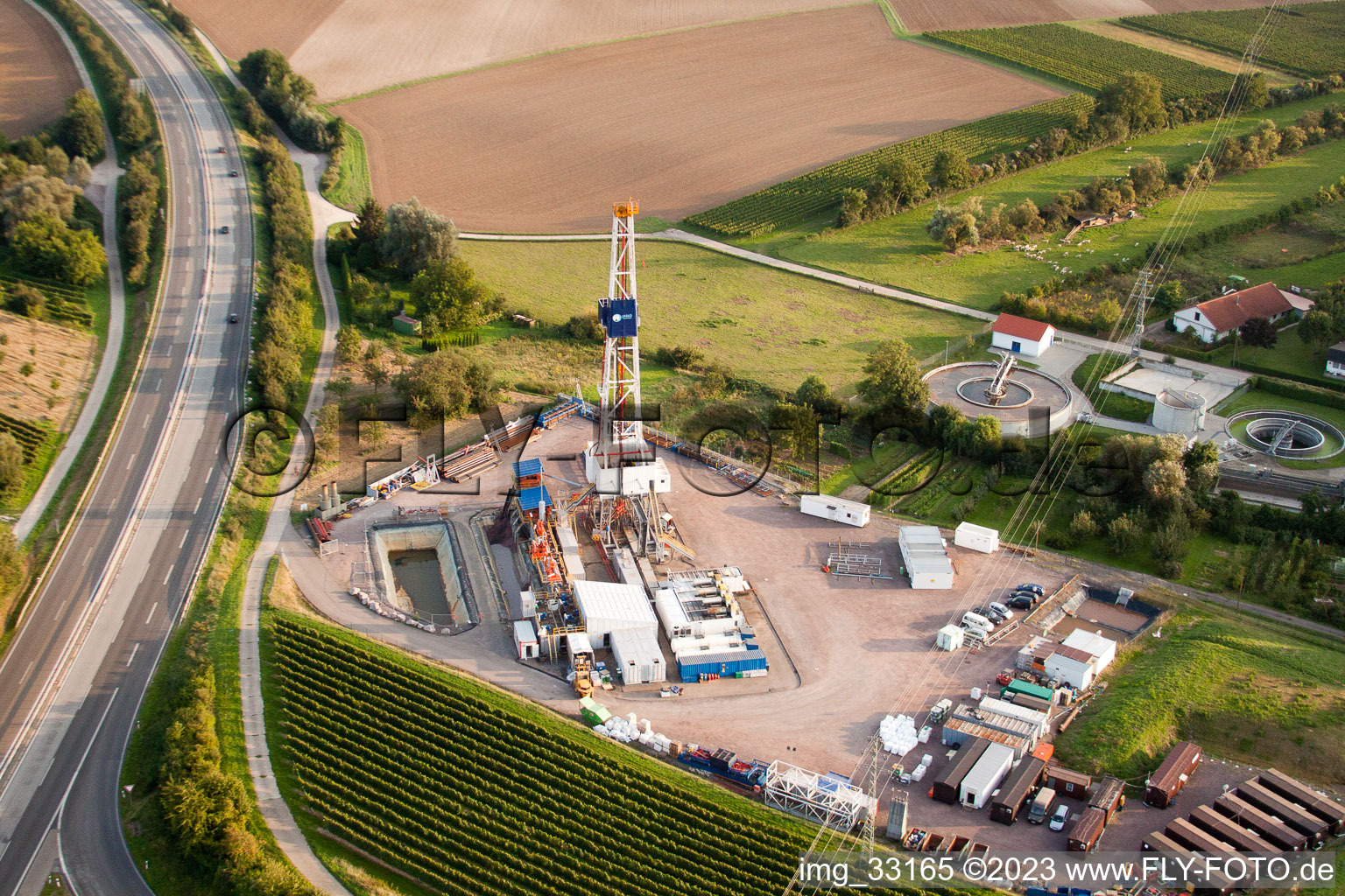 Insheim, Geothermieanlage an der A65, 2. Bohrung im Bundesland Rheinland-Pfalz, Deutschland vom Flugzeug aus