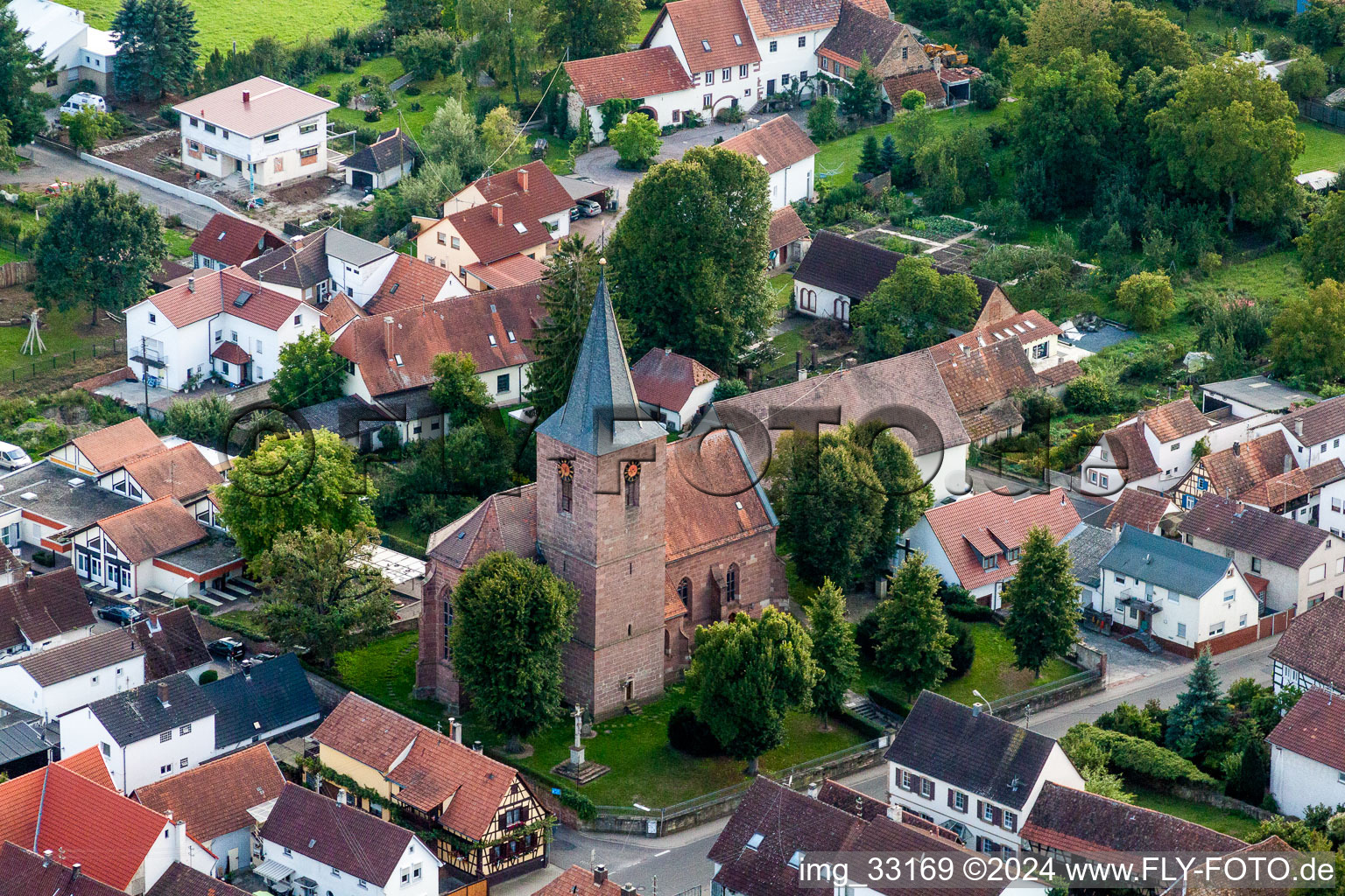 Luftaufnahme von Kirchengebäude im Dorfkern in Rohrbach im Bundesland Rheinland-Pfalz, Deutschland