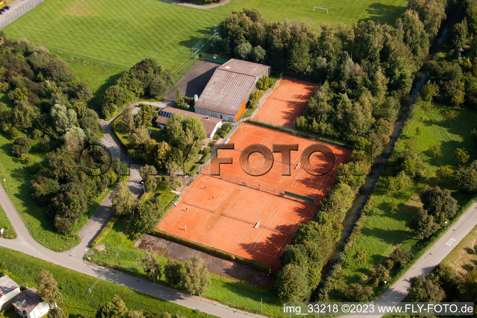 Schrägluftbild von Eggenstein-Leopoldshafen, Sportplätze, FV-Leopoldshafen im Bundesland Baden-Württemberg, Deutschland