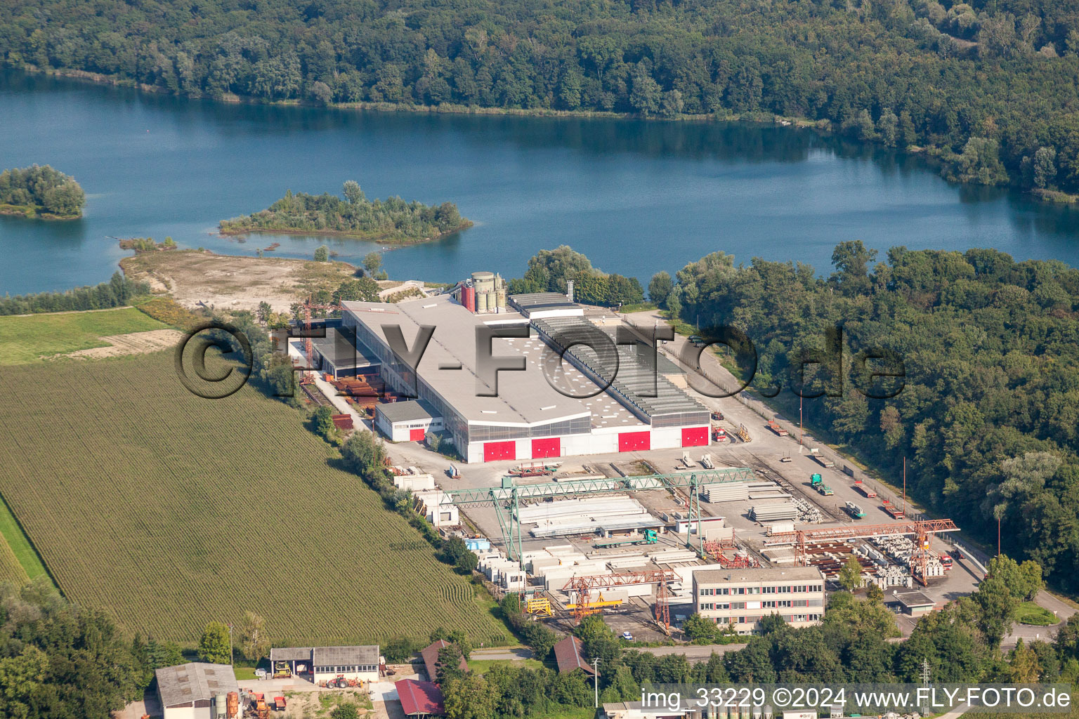 Luftbild von Beton- und Baustoffmischwerk der Betonfertigteilewerk Linkenheim GmbH & Co. KG in Linkenheim-Hochstetten im Bundesland Baden-Württemberg, Deutschland
