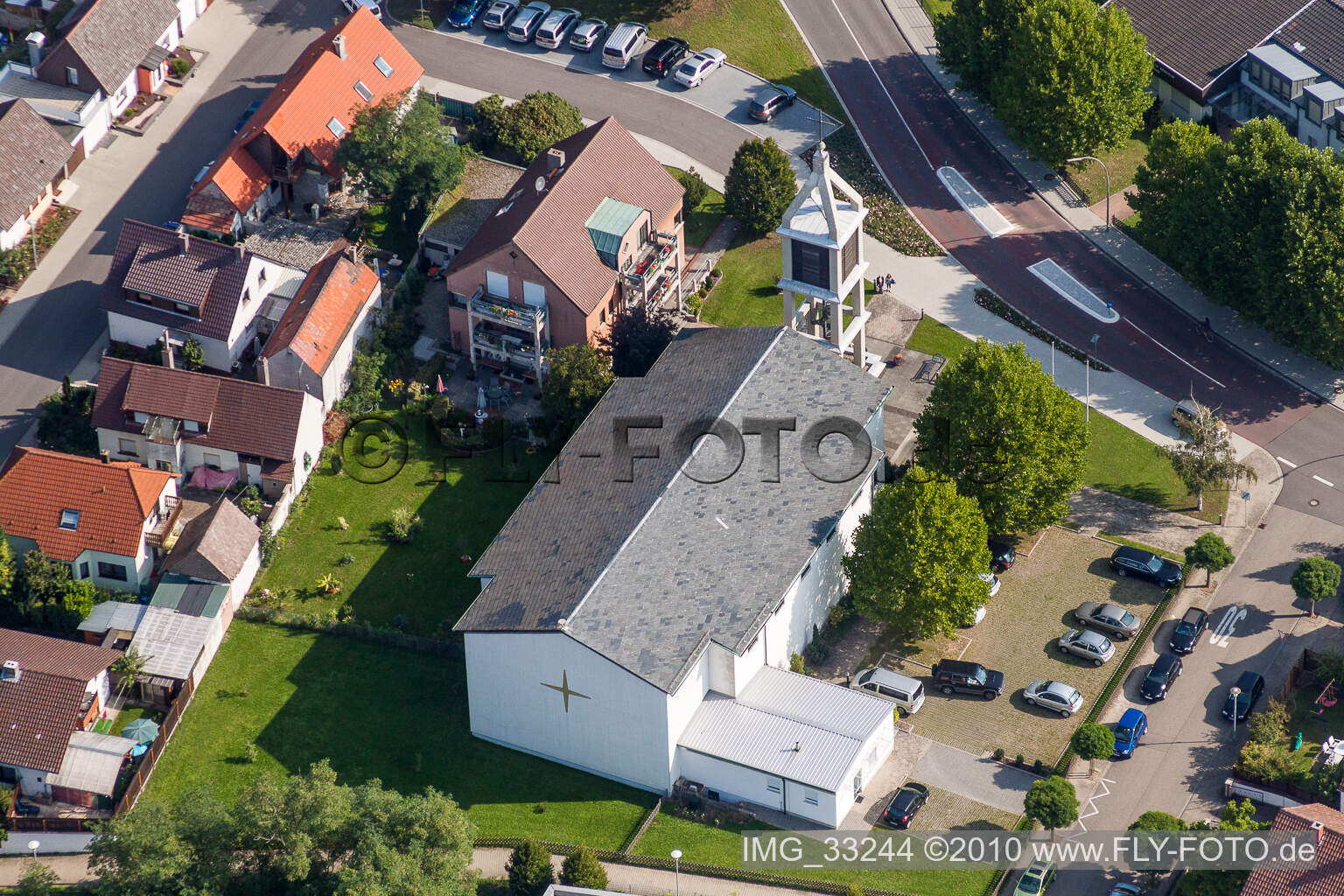 Kirchengebäude der Maria Königin Kirche im Dorfkern im Ortsteil Linkenheim in Linkenheim-Hochstetten im Bundesland Baden-Württemberg, Deutschland