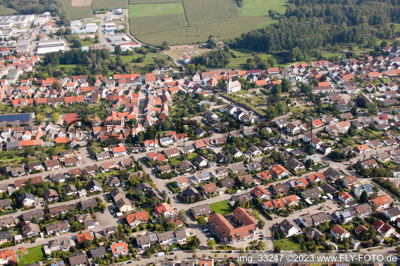 Drohnenaufname von Ortsteil Hochstetten in Linkenheim-Hochstetten im Bundesland Baden-Württemberg, Deutschland