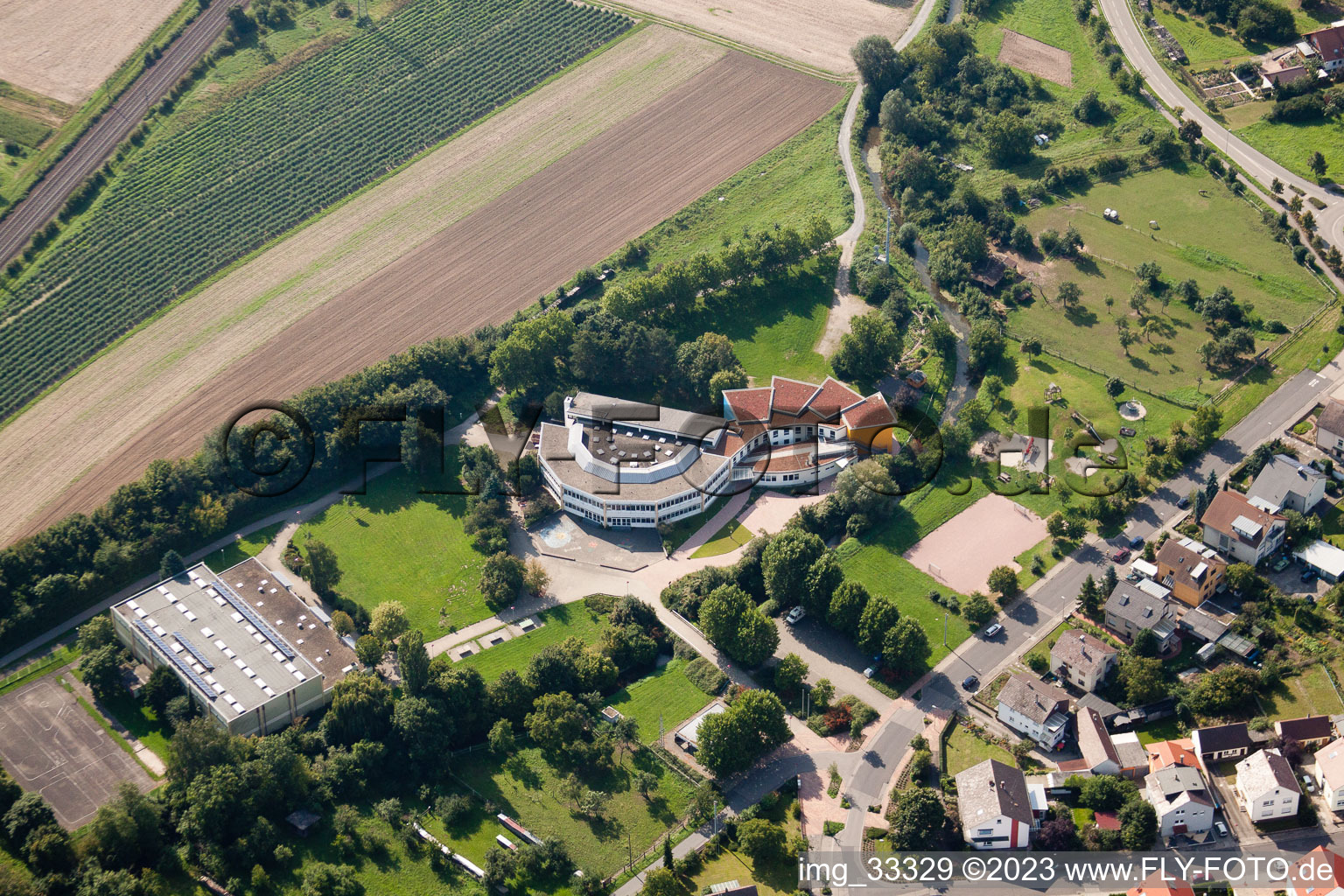 Luftaufnahme von Adolf-Kußmaul Schule im Ortsteil Graben in Graben-Neudorf im Bundesland Baden-Württemberg, Deutschland