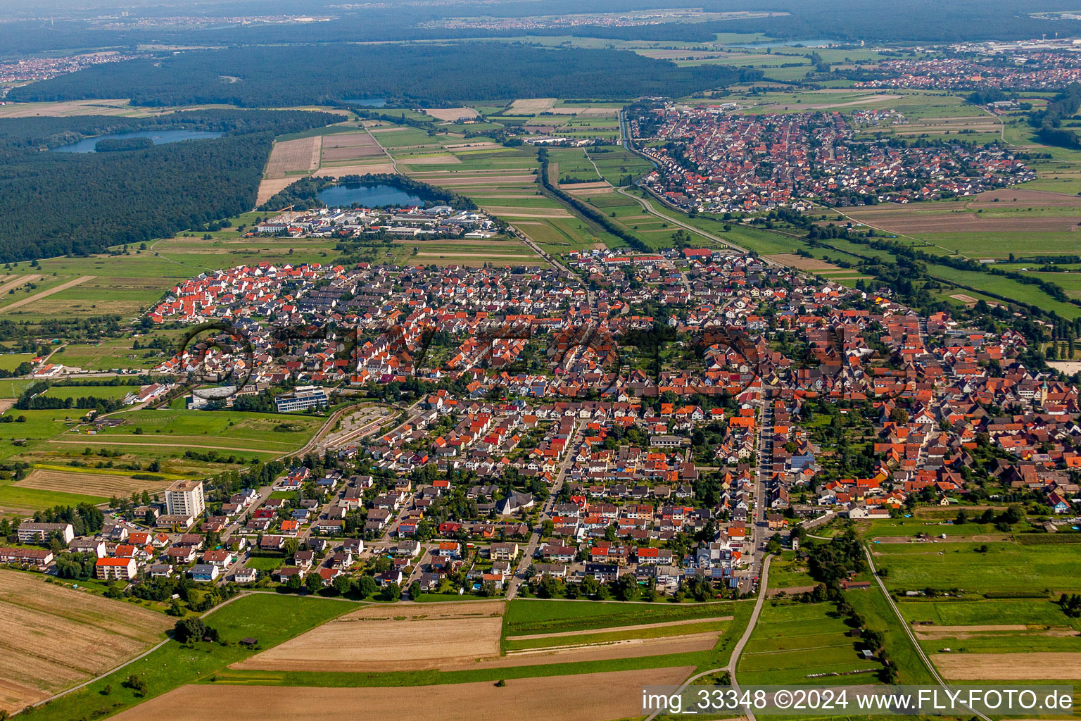 Luftaufnahme von Ortsansicht der Straßen und Häuser der Wohngebiete im Ortsteil Spöck in Stutensee im Bundesland Baden-Württemberg, Deutschland