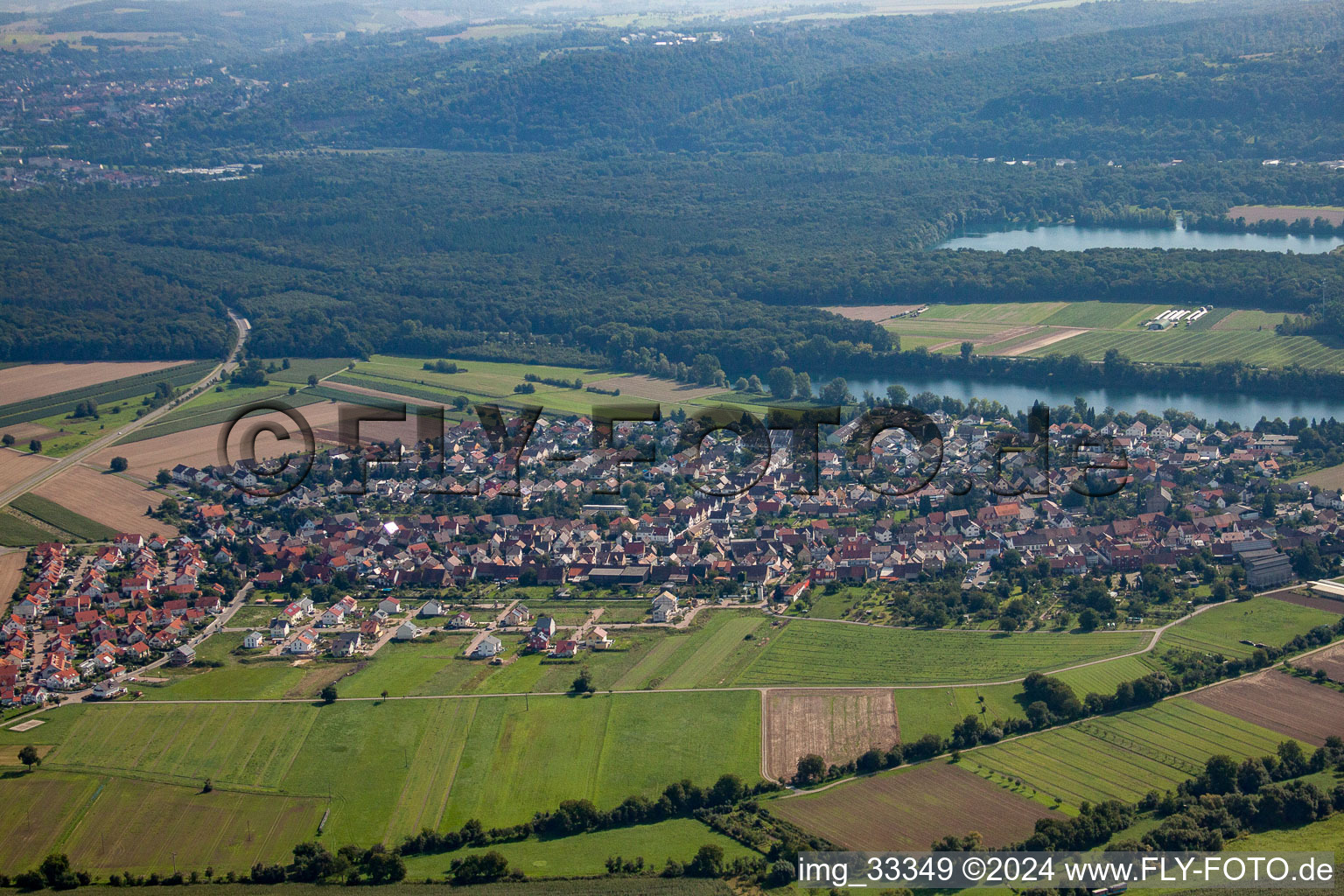 Dorf - Ansicht am Rande von landwirtschaftlichen Feldern und Nutzflächen im Ortsteil Büchenau in Bruchsal im Bundesland Baden-Württemberg, Deutschland