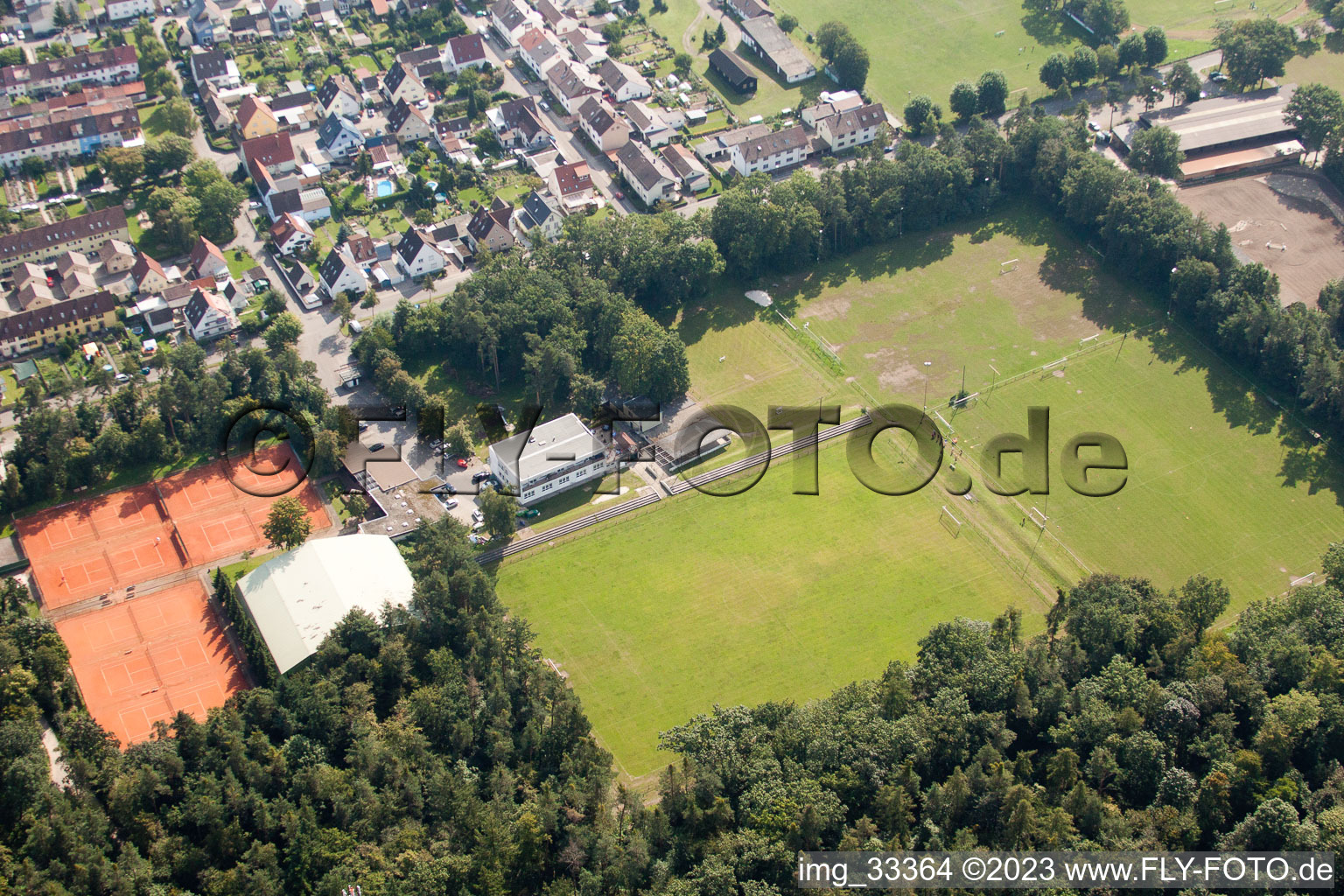 Luftbild von Weingarten, Waldbrücke, Sportplätze im Bundesland Baden-Württemberg, Deutschland