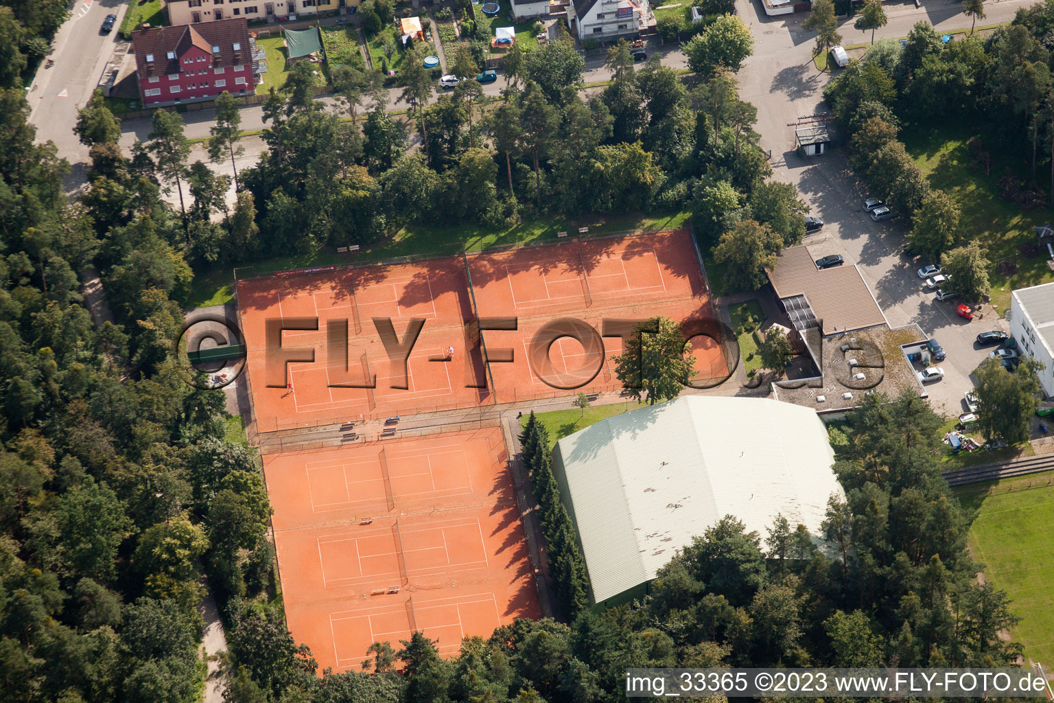 Luftaufnahme von Weingarten, Waldbrücke, Sportplätze im Bundesland Baden-Württemberg, Deutschland