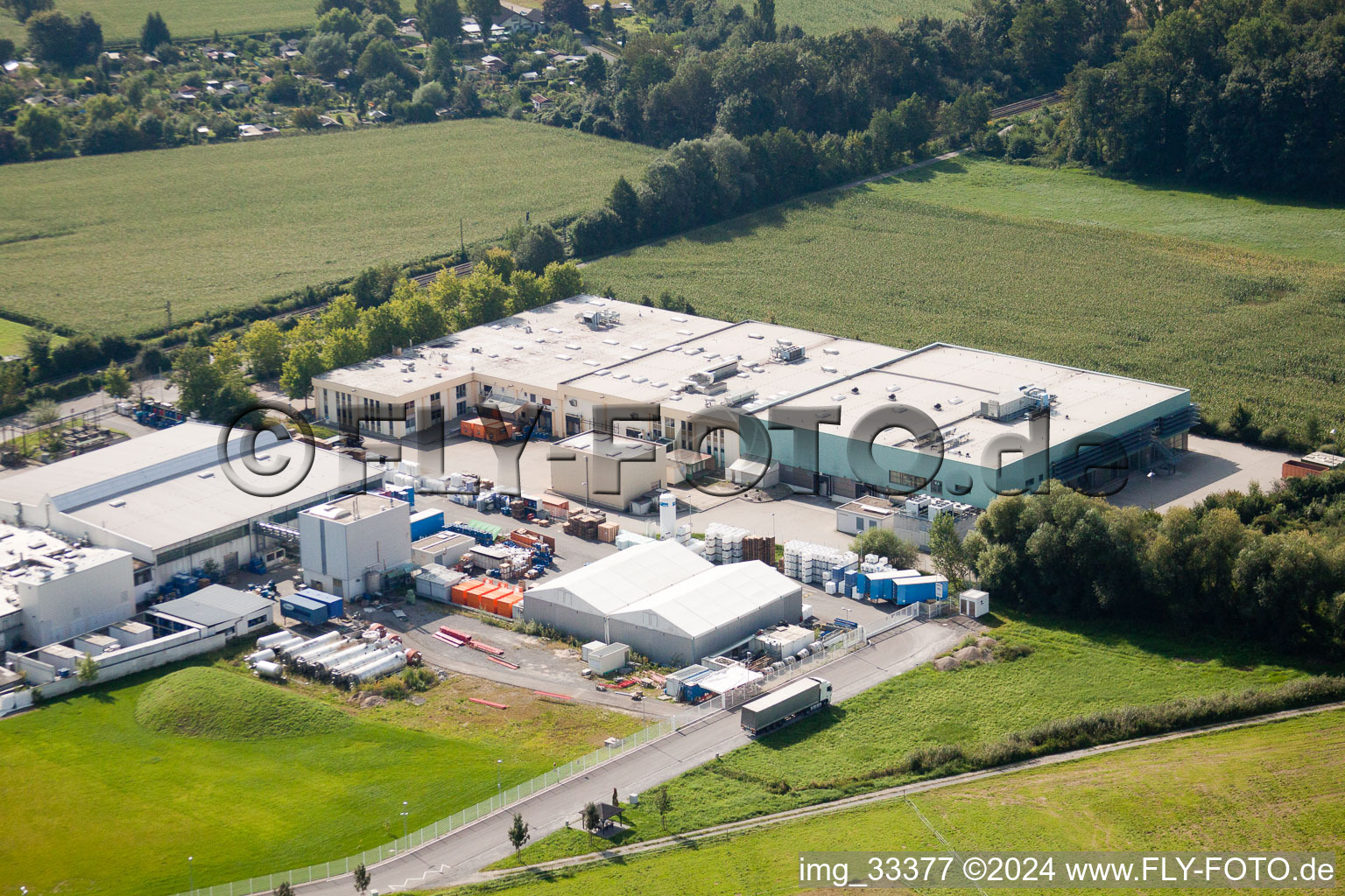 Luftbild von Gebäude und Produktionshallen auf dem Werksgelände des Chemieproduzenten KLEBCHEMIE M. G. Becker GmbH & Co. KG in Weingarten im Bundesland Baden-Württemberg, Deutschland
