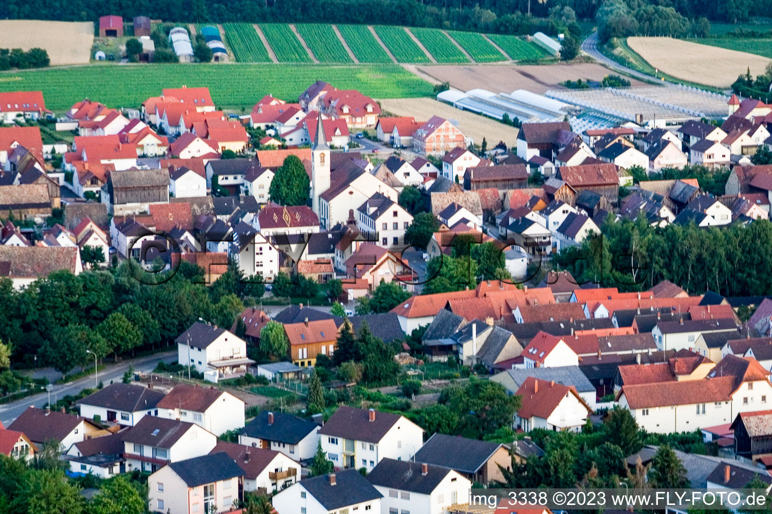 Kuhardt, im Bundesland Rheinland-Pfalz, Deutschland von der Drohne aus gesehen