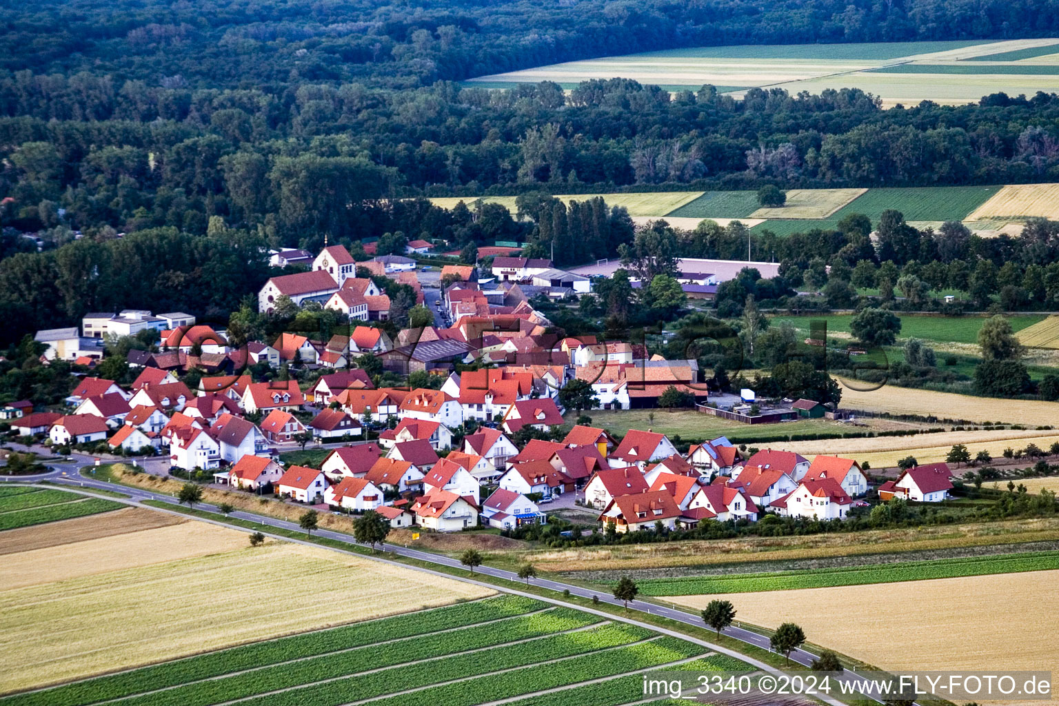 Schrägluftbild von Dorf - Ansicht am Rande von landwirtschaftlichen Feldern und Nutzflächen in Kuhardt im Bundesland Rheinland-Pfalz, Deutschland
