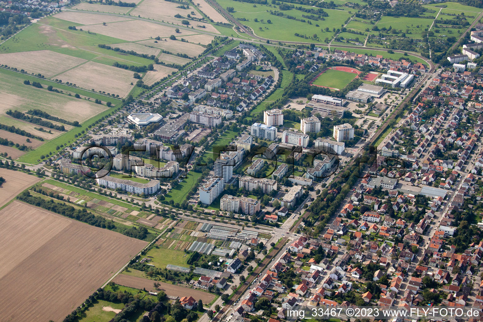 Ortsteil Neureut in Karlsruhe im Bundesland Baden-Württemberg, Deutschland von einer Drohne aus