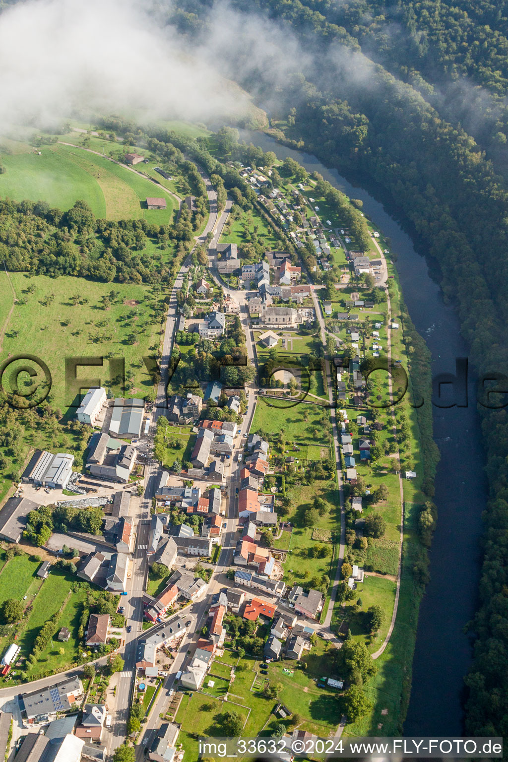 Dorfkern an den Fluß- Uferbereichen der Sauer im Ortsteil Born in Bur in Distrikt Gréiwemaacher, Luxemburg
